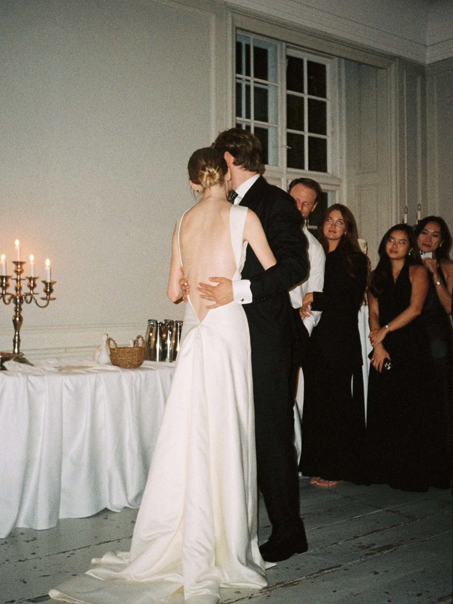 Grain, light, and the in-between.
Memories that feel more than they show.
Brielle &amp; Jens 🤍🎞️