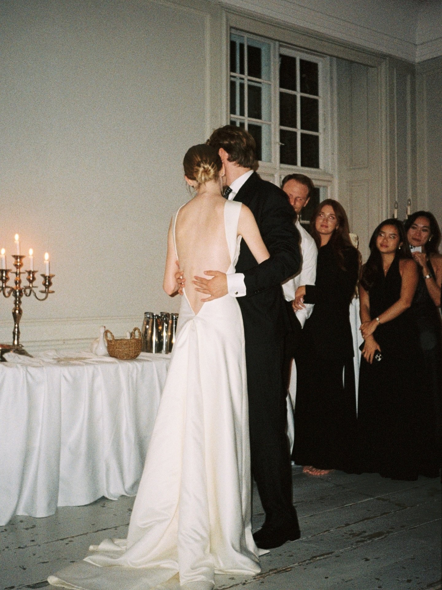 Grain, light, and the in-between.
Memories that feel more than they show.
Brielle &amp; Jens 🤍🎞️