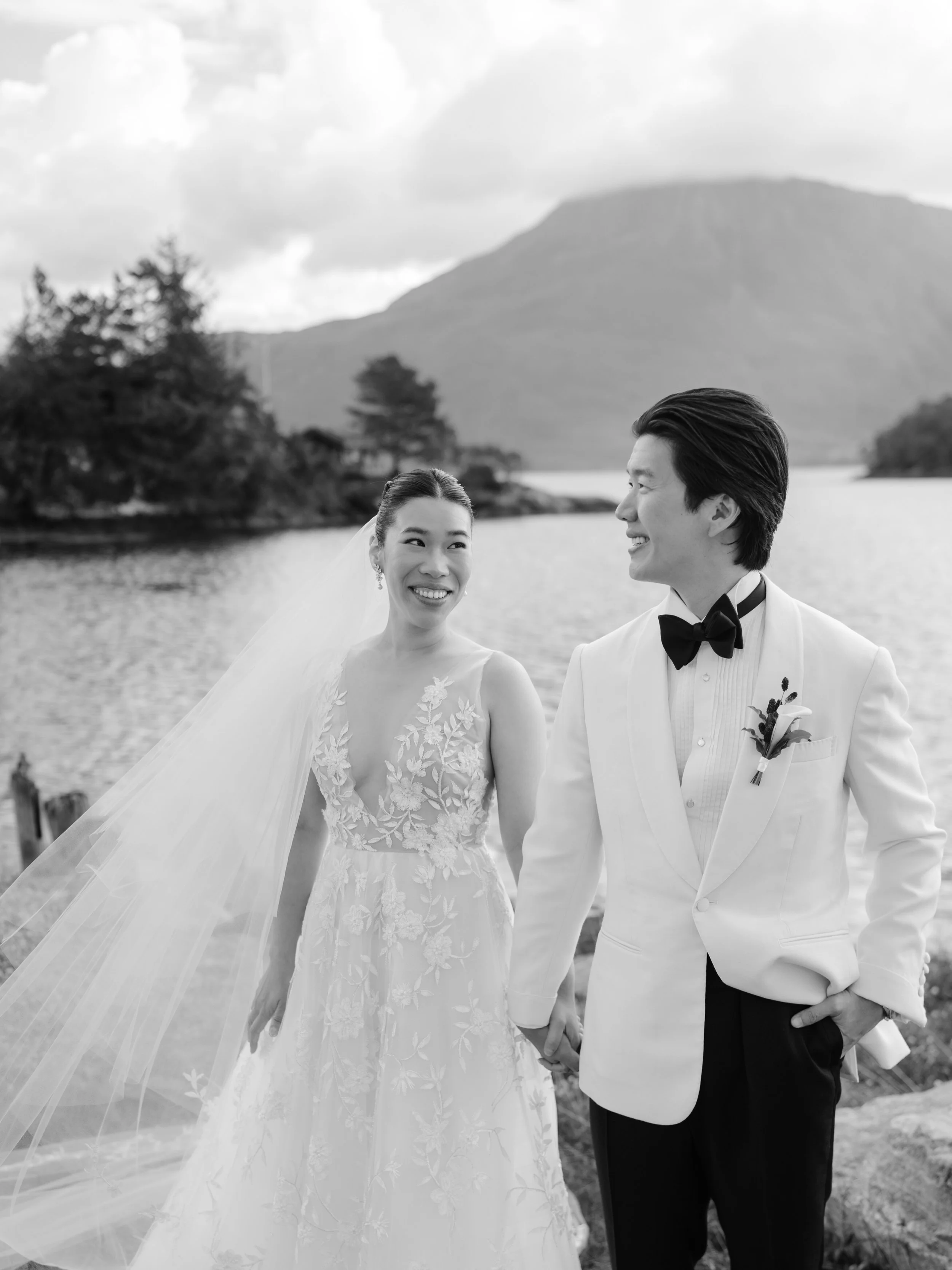 Jasmine &amp; Bryan at Storfjord Hotel, a few weeks ago.
A little wind, soft moments, and one very beautiful Norwegian backdrop.

With @isabellsolberg by my side as second photographer 🤍