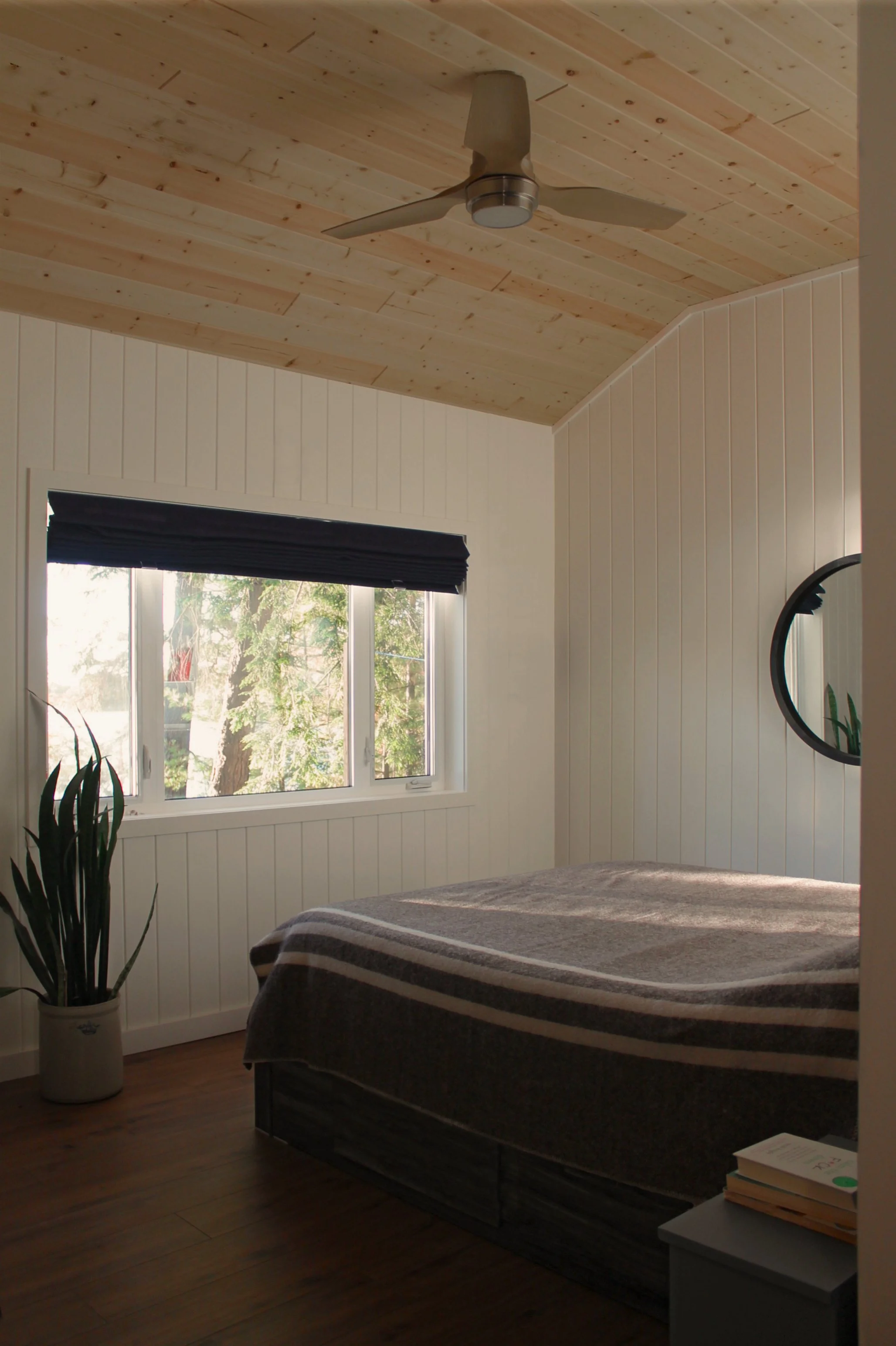 muskoka-cottage-bedroom-studio-maggs.jpg
