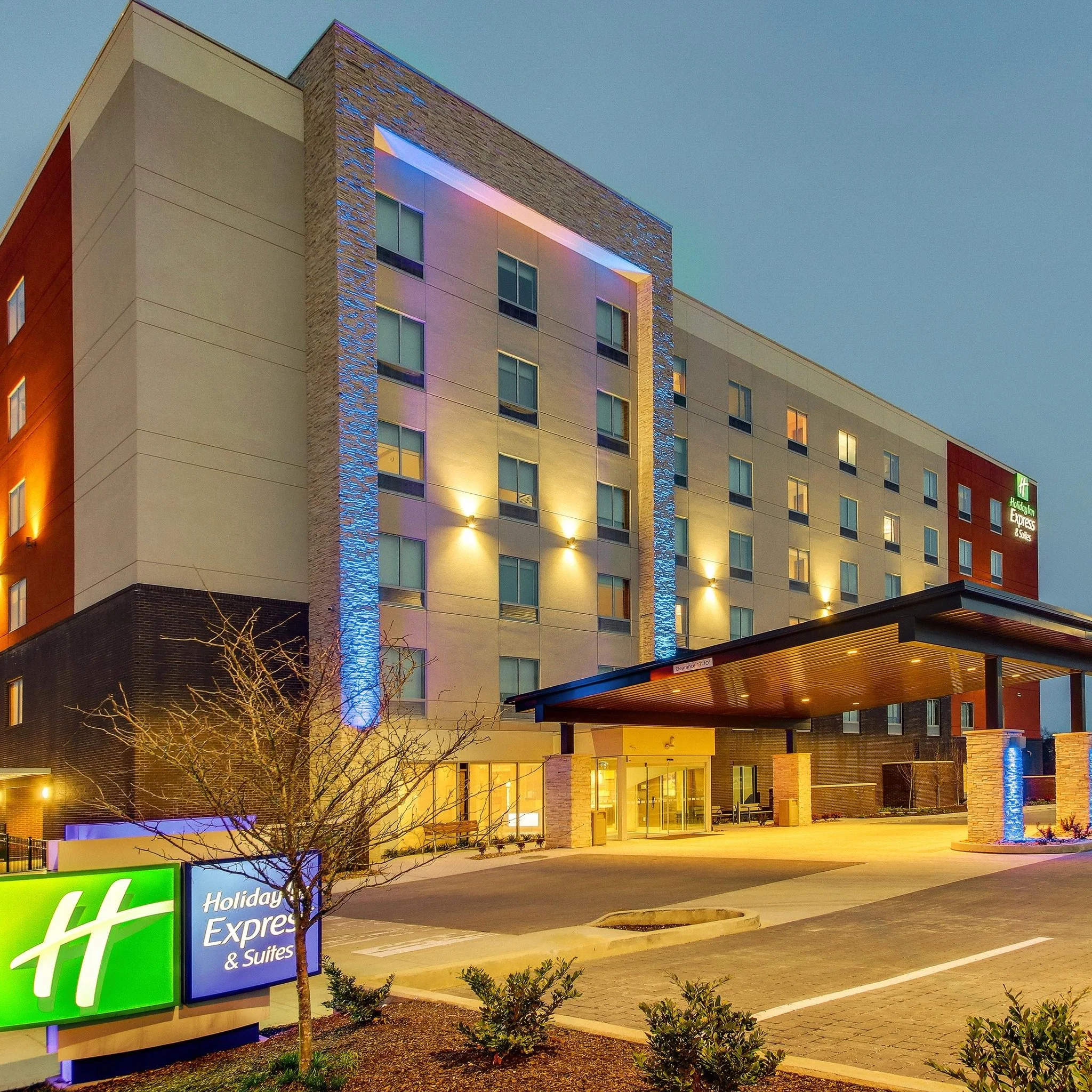 Holiday Inn Express & Suites Downtown Metrocenter Nashville