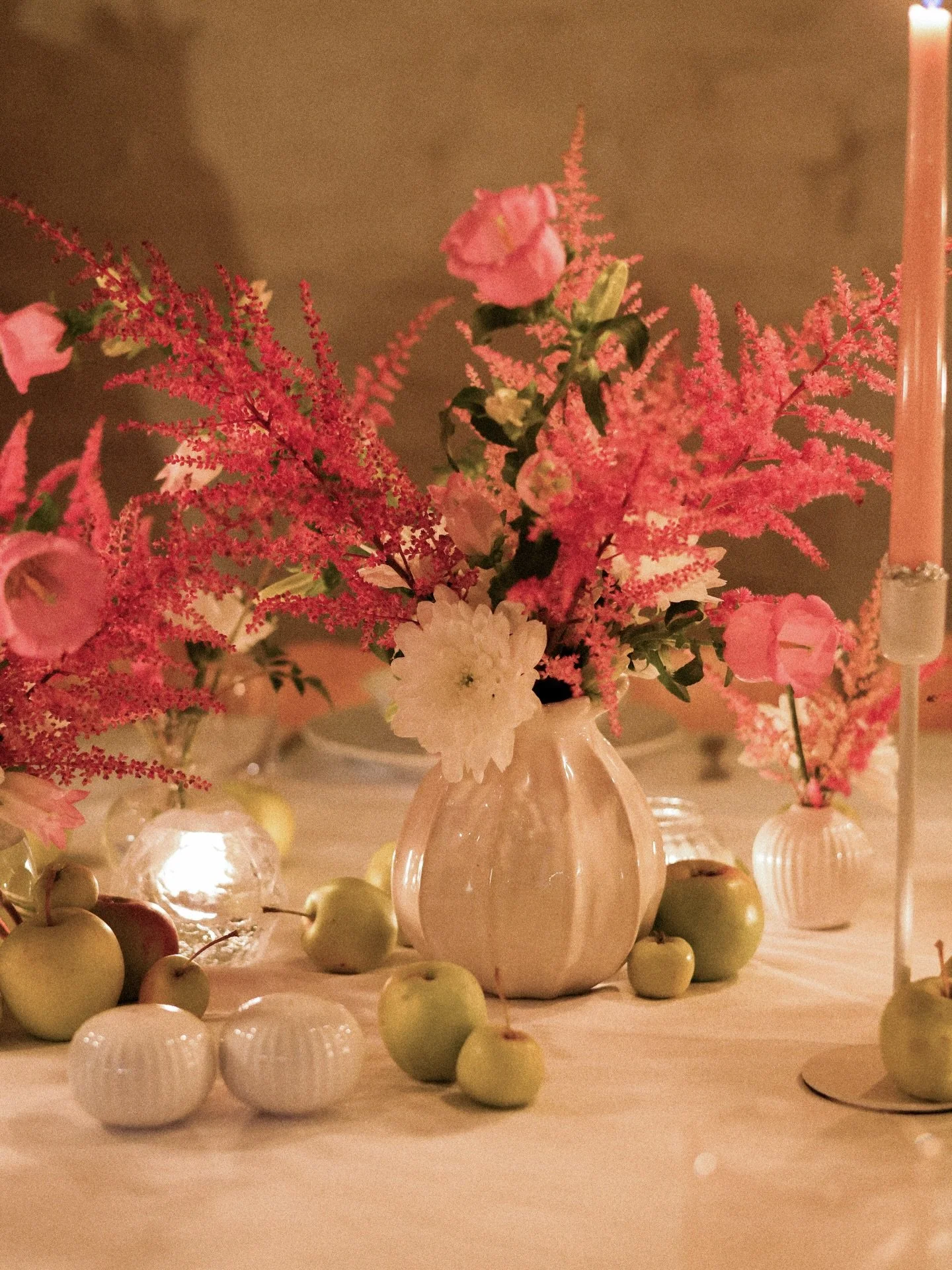 Creating hygge through shared moments of joy, &amp; beautifully cosy settings 🫶 

You can now view my portfolio at www.huglig.com 

Photography by @selinabirdmedia

#tablescape #floralstyling #hygge #dinnerpartydecor #floralcenterpiece