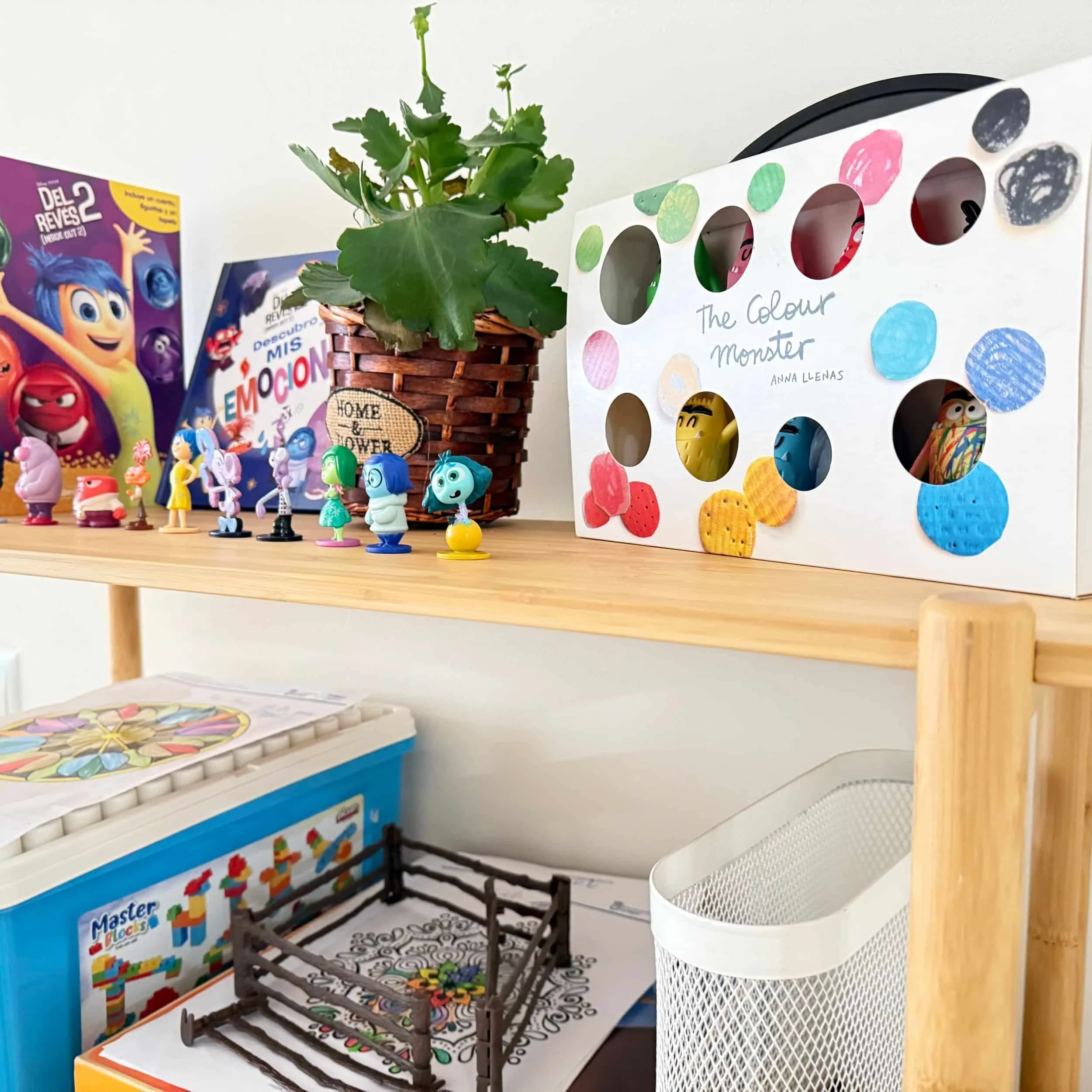 Estanteria con muñecos de emociones