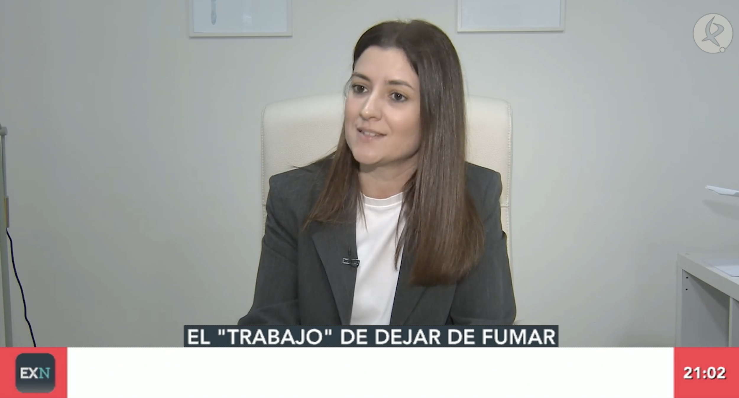 Mujer en una oficina durante una entrevista o conversación. Texto en pantalla que dice 'El "trabajo" de dejar de fumar' y detalles de hora y canal de transmisión.