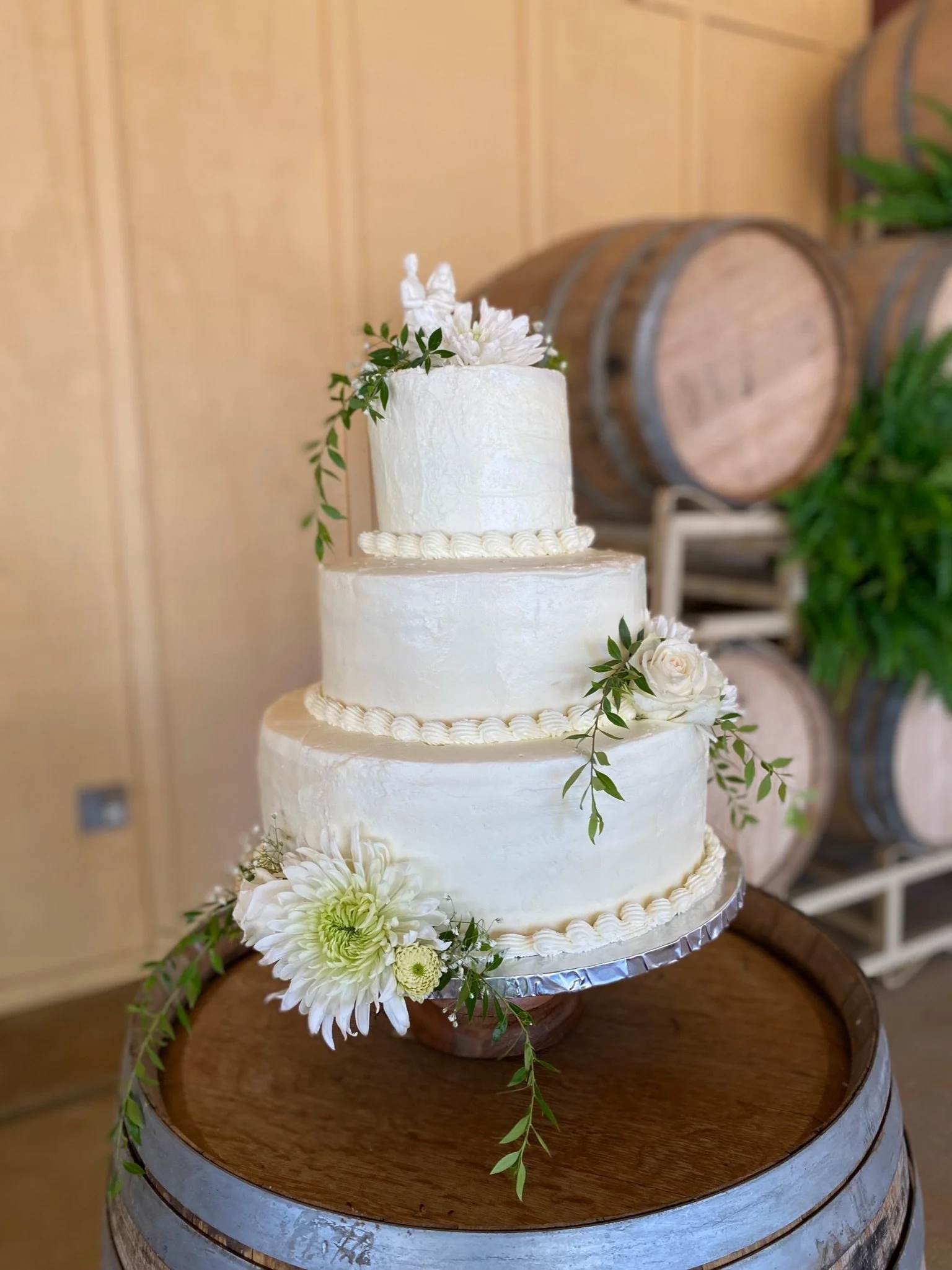 Wedding cake at Four Sisters Ranch Wine Country wedding venue - Paso Robles