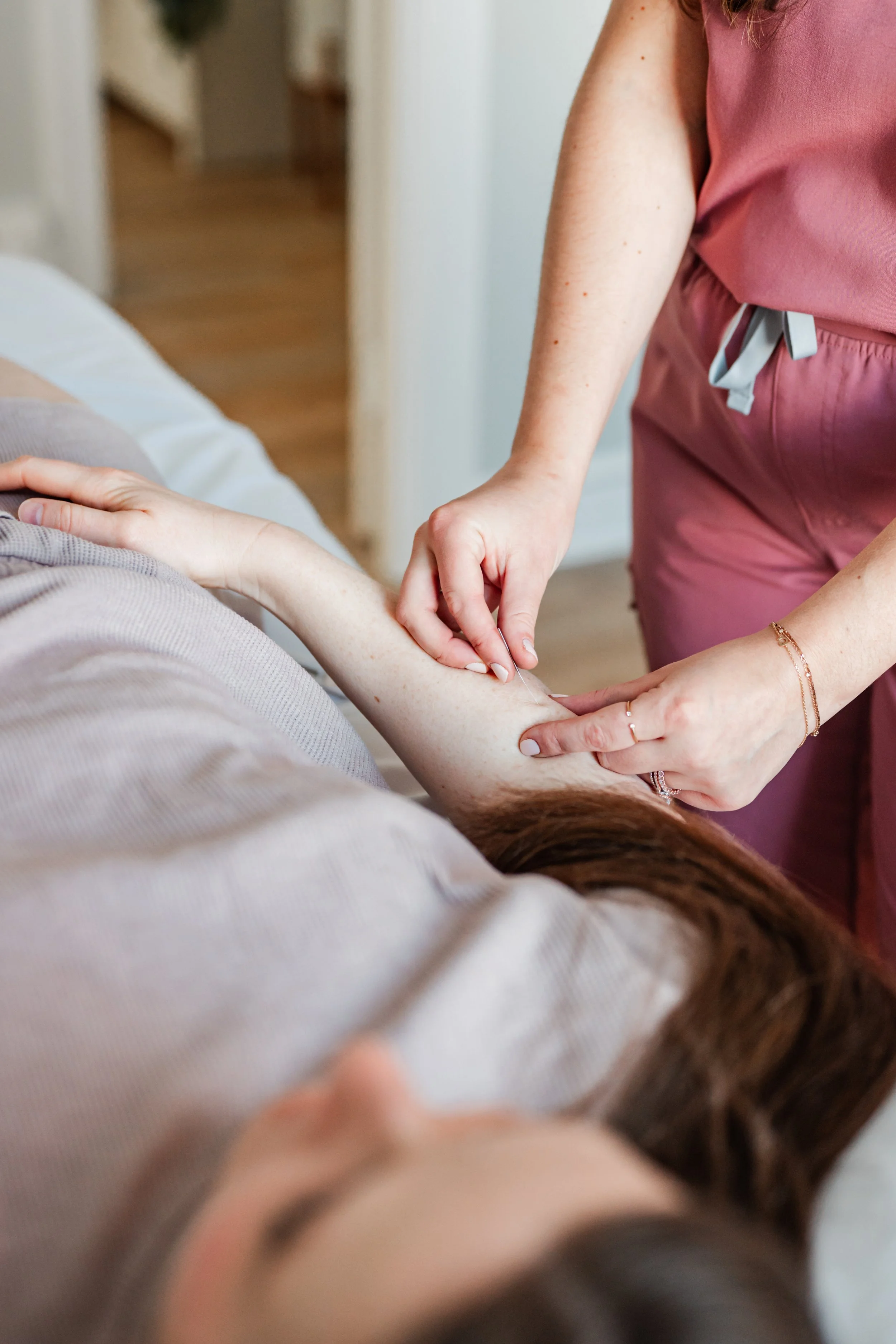 Acupuncturist providing women’s health acupuncture treatment