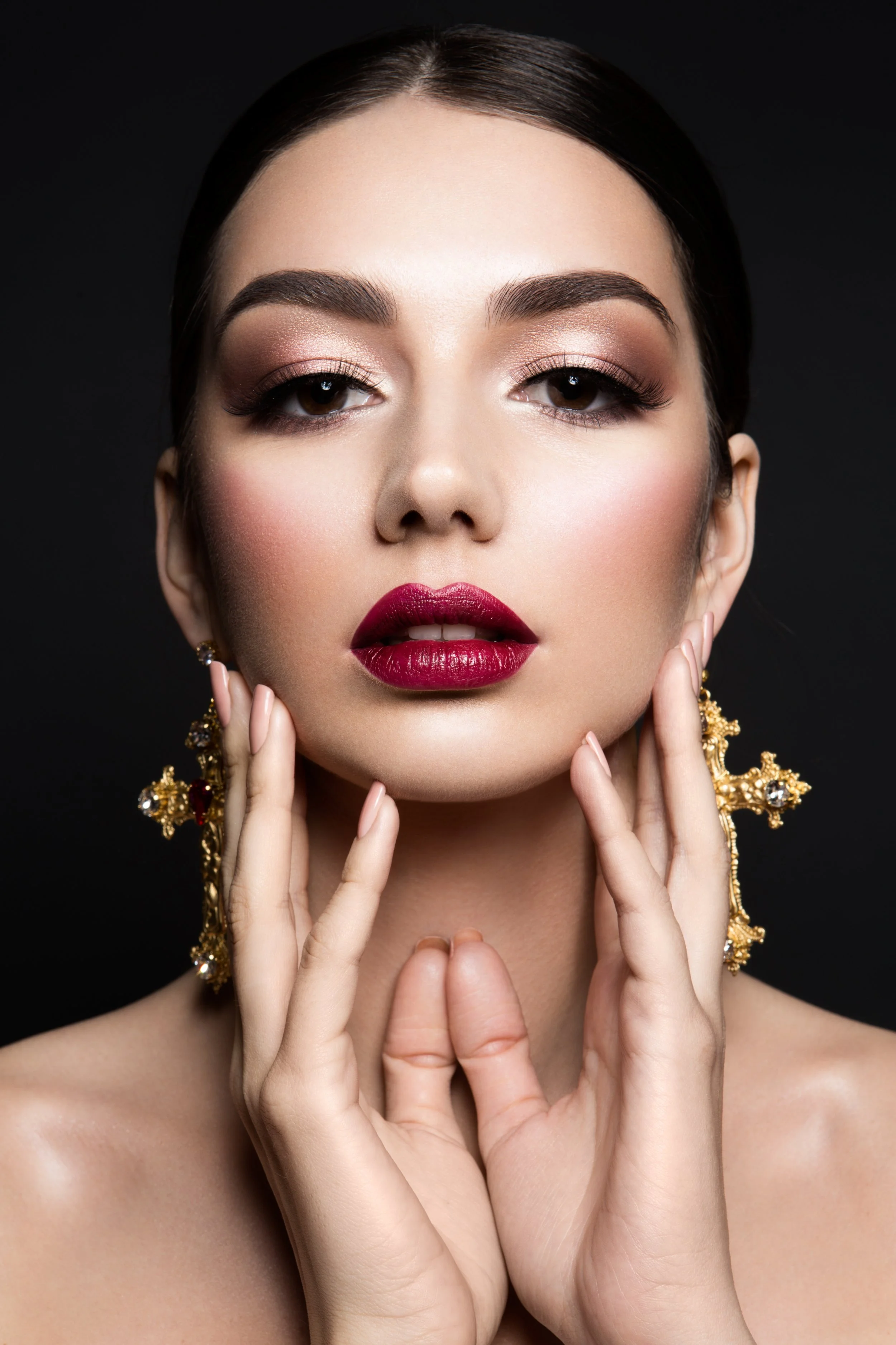 beautiful-young-model-with-red-lips-2021-08-26-22-32-34-utc.jpg