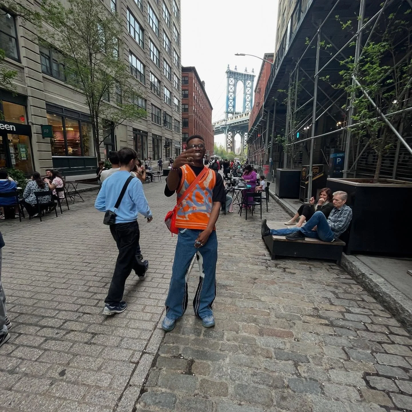 While we&rsquo;re here + my rings on =  I Feel Different 🍊😵&zwj;💫 New visuals out now on YouTube 🧐

Feeling Curious? 👀 
🎧 Song produced by @mojacaine 
📸 Shot by @andresxherrera 
🕋 Recorded at @colmadothestudio