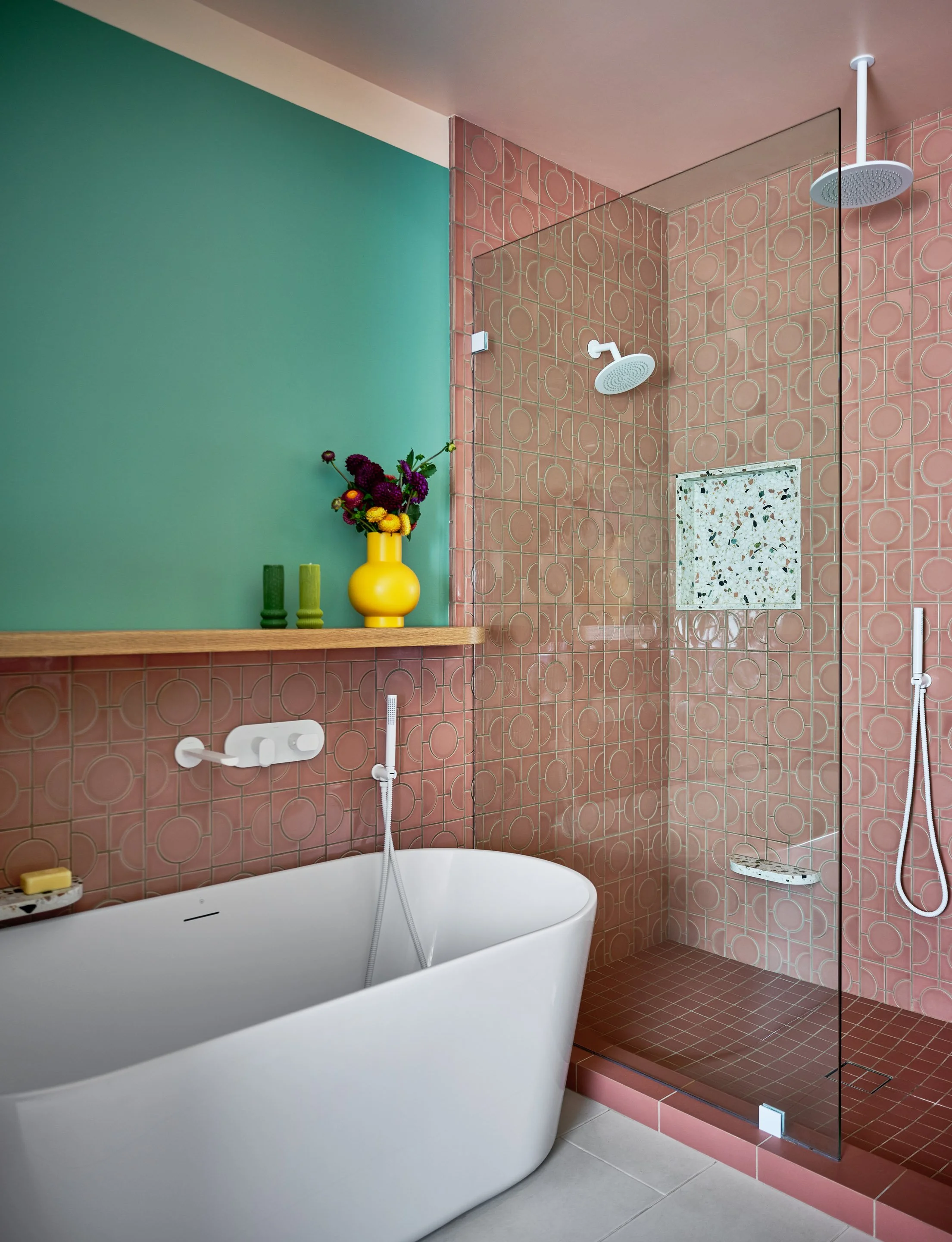 553_15thAve_Bath_01.jpg