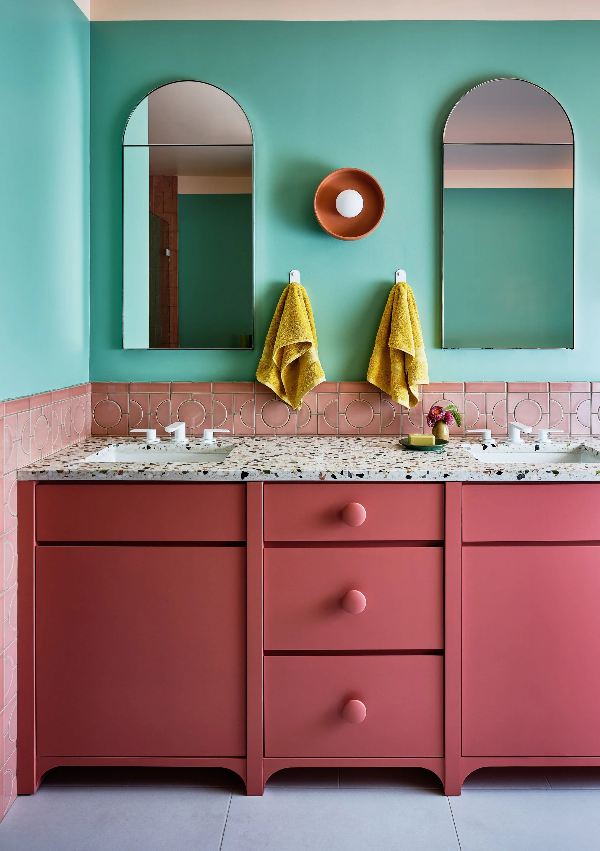 553_15thAve_Bath_02.jpg