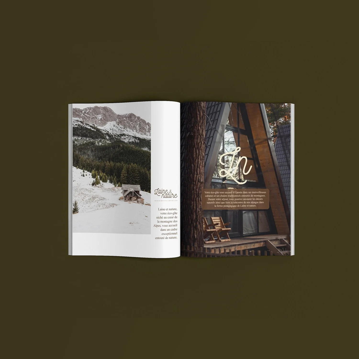 Un magazine ouvert montrant des paysages de montagne enneigée et une cabane en bois, avec le texte "Laine et nature" sur la page de gauche et une décoration intérieure en bois avec un grand initial "L" sur la page de droite.