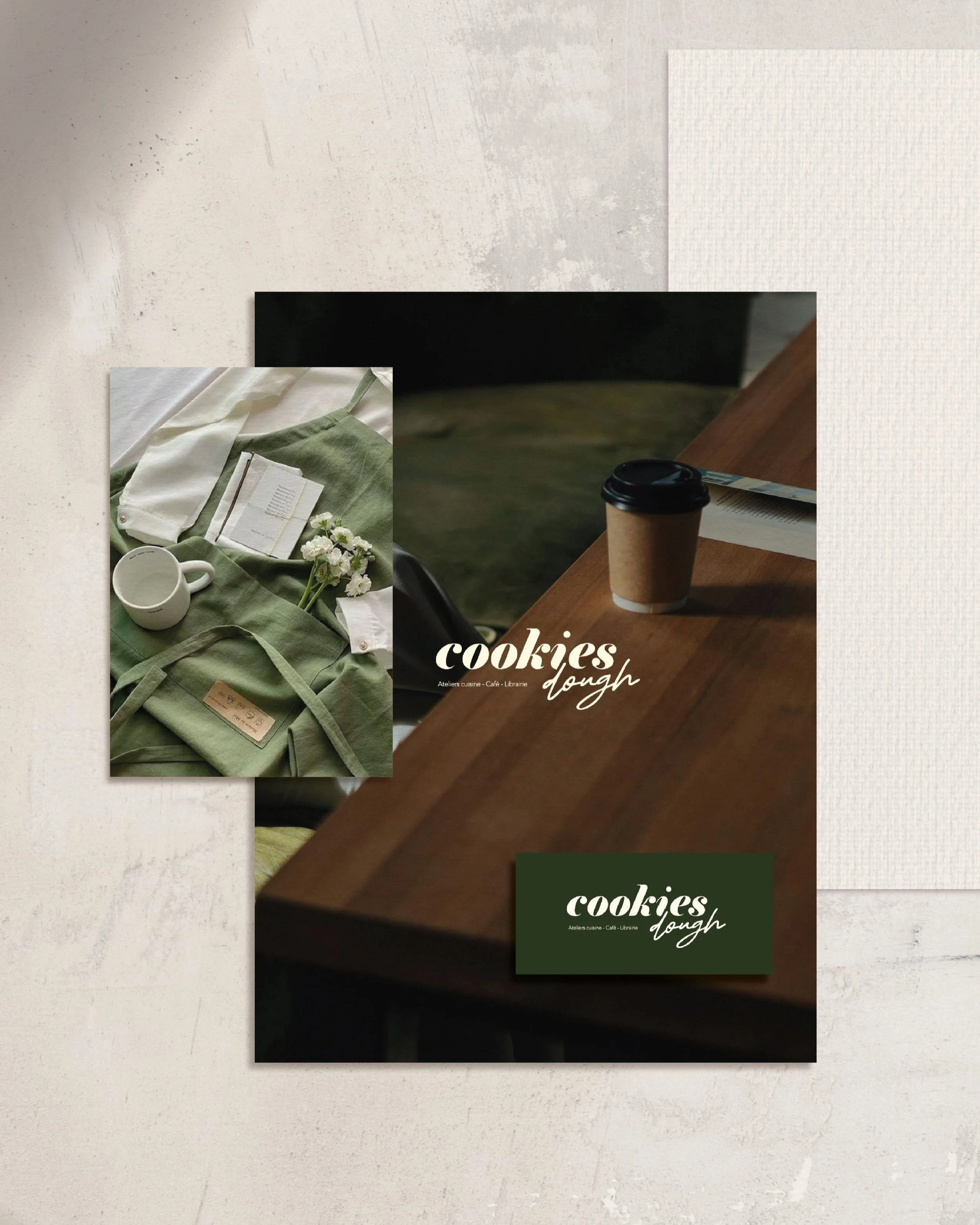 Double affichage d'une tasse blanche, un carnet, des fleurs blanches sur une nappe verte, et un café à emporter sur une table en bois, avec une note de menu "cookies dough" à côté.