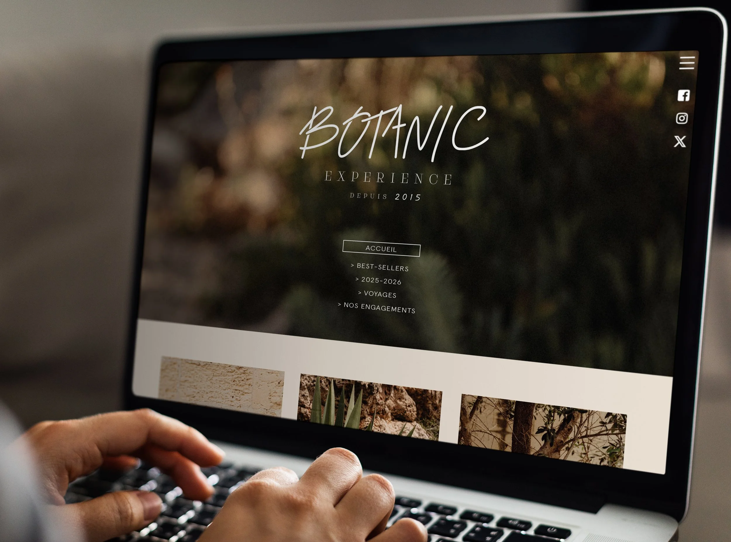 Un ordinateur portable affichant un site web sur le thème du botanique, avec le titre 'BOTANIC EXPERIENCE' et un menu de navigation