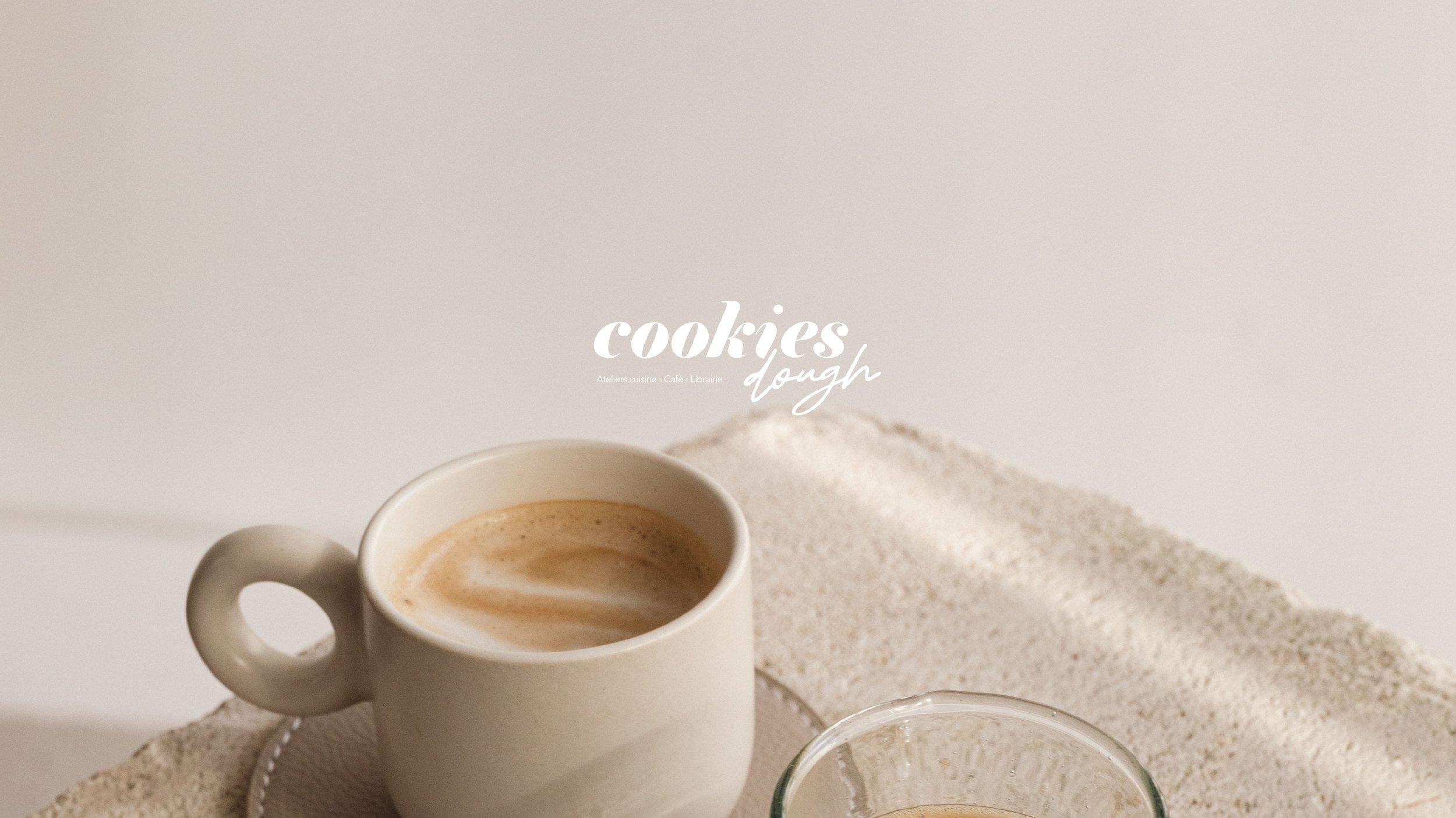 Une tasse de café crème sur une surface en tissu avec un fond blanc