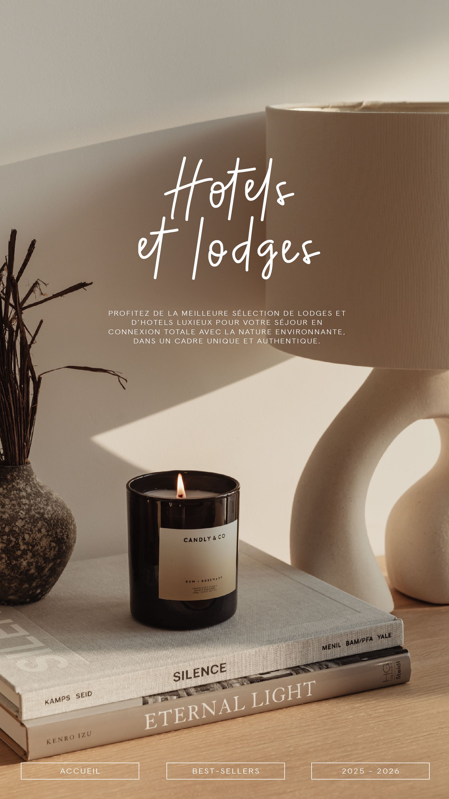 Tableau avec des livres empilés, une bougie allumée, une bouteille en verre et un vase en céramique. La photo est utilisée pour une publicité de séjours en hôtels et lodges luxueux.