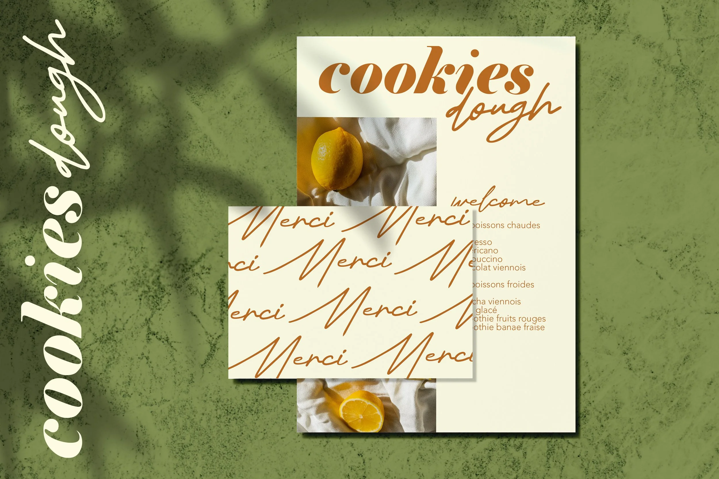 Une carte de menu ou une affiche avec des boissons, notamment des cookies à la pâte à tartiner, située sur un fond vert tacheté.