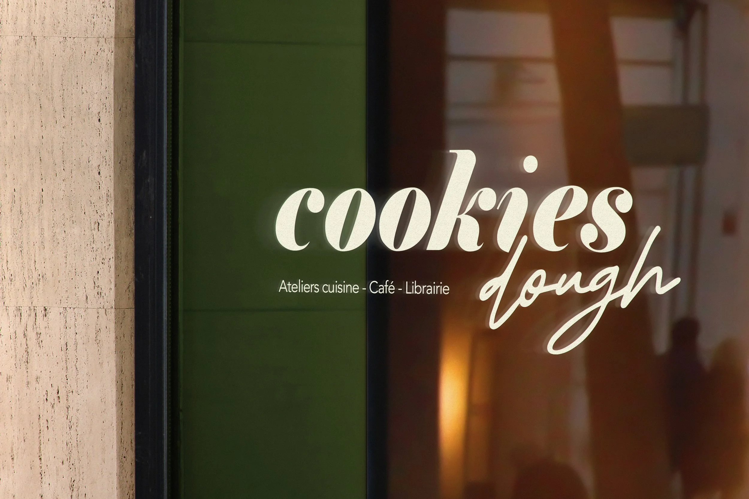 Vitrine d'une boutique appelée 'Cookies Dough' avec une inscription 'Ateliers cuisine - Café - Librairie'.