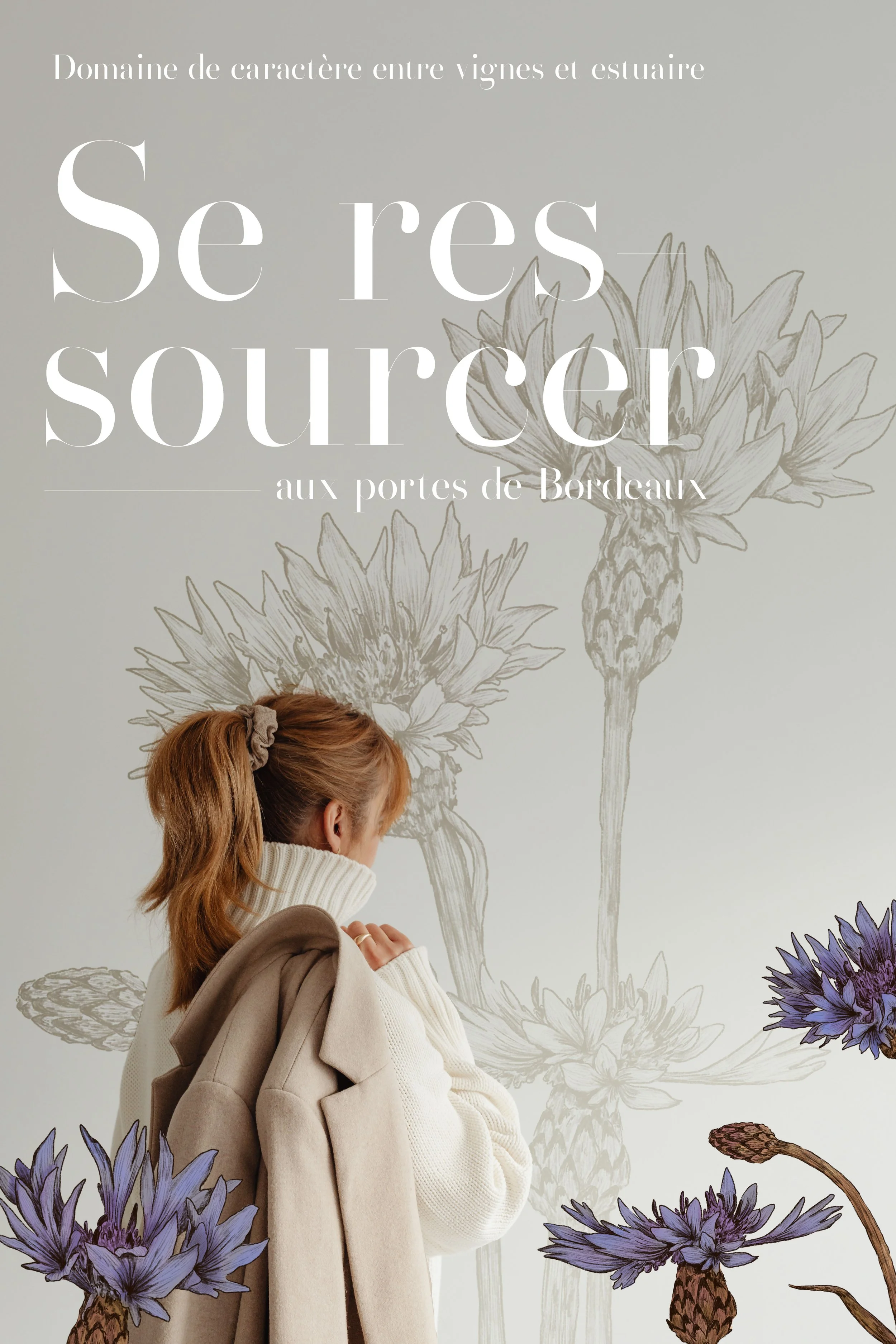 Une femme vue de dos, portant un manteau beige et un pull blanc à col roulé, regarde une affiche avec un dessin de fleurs
