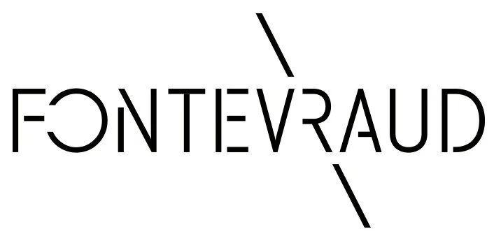 Logo avec le texte 'FONTEVRAUD' stylisé dans une police moderne, avec des lignes diagonales traversant le nom.