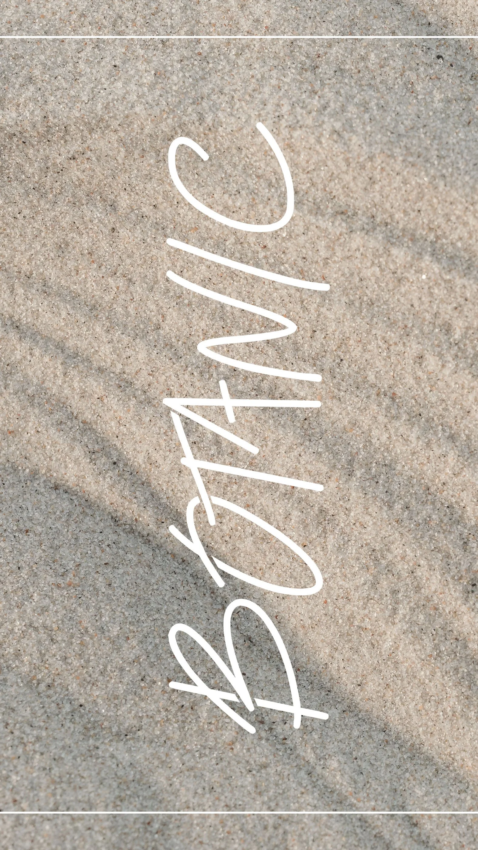 Le mot 'LOVE' écrit en blanc sur du sable.