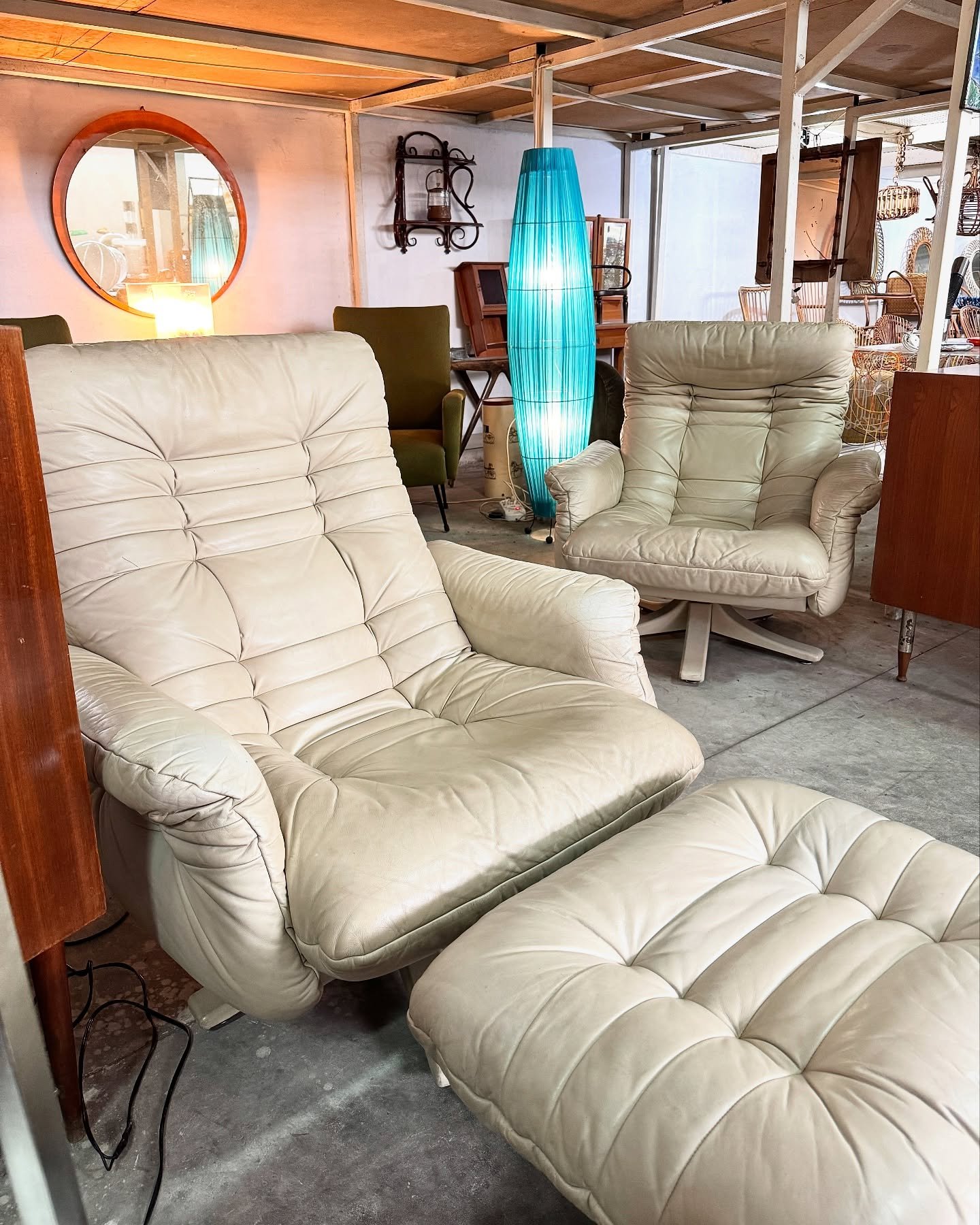 DISPONIBILI π’
Due poltrone ed un poggiapiedi in pelle di alta qualità, prodotte in Svizzera da "Stega" con marchio ed etichette originali, anni '90.
Interamente rivestite in pelle color crema, sedute girevoli e spalliere curvabili a