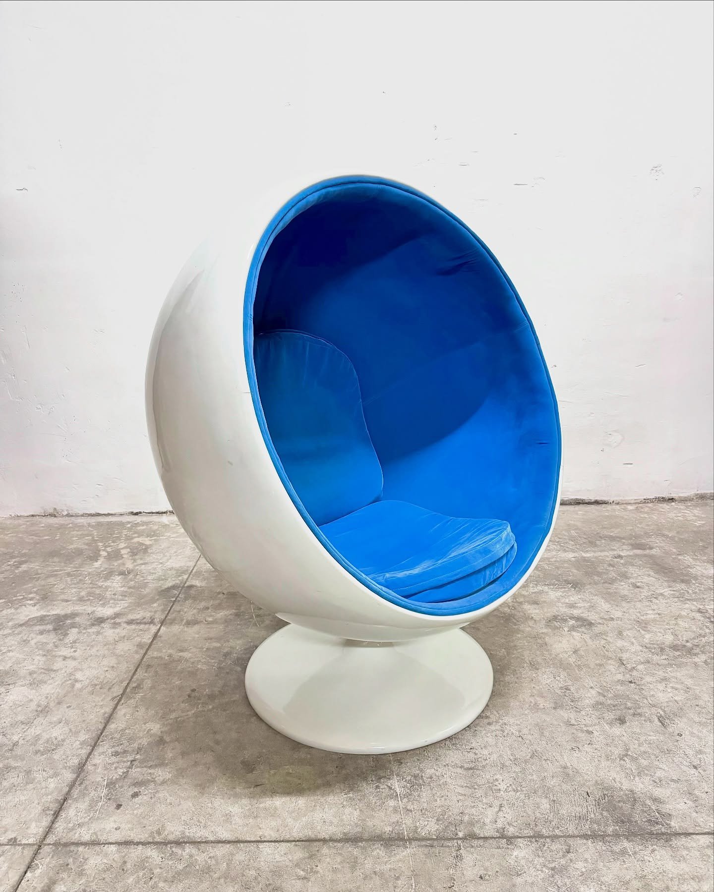 DISPONIBILE π’
Poltrona Ball Chair di Eero Aarnio, anni '90.
Struttura in vetroresina con base girevole e seduta insoronizzata, tappezzeria originale in velluto, ottime condizioni.
Dimensioni: L. 99 x P. 65 x H. 120 cm
π Quarto (Napoli)
ποΈ Riceviam