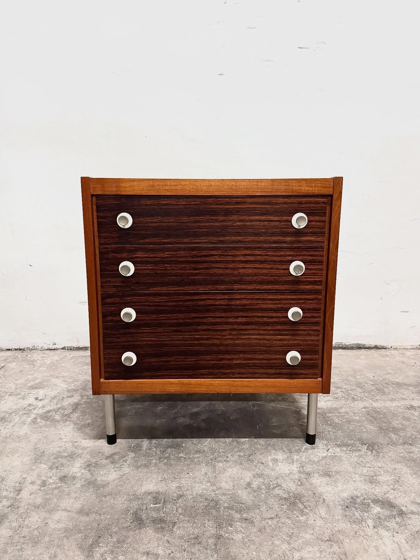 DISPONIBILE ๐ข
Cassettiera di piccole dimensioni disegnata da George Coslin per 3V Arredamenti, anni ‘60.
Struttura in legno pregiato di palissandro, con maniglie e piedi decorativi in acciaio, perfette condizioni.
Dimensioni: L. 65 x P. 50 x A