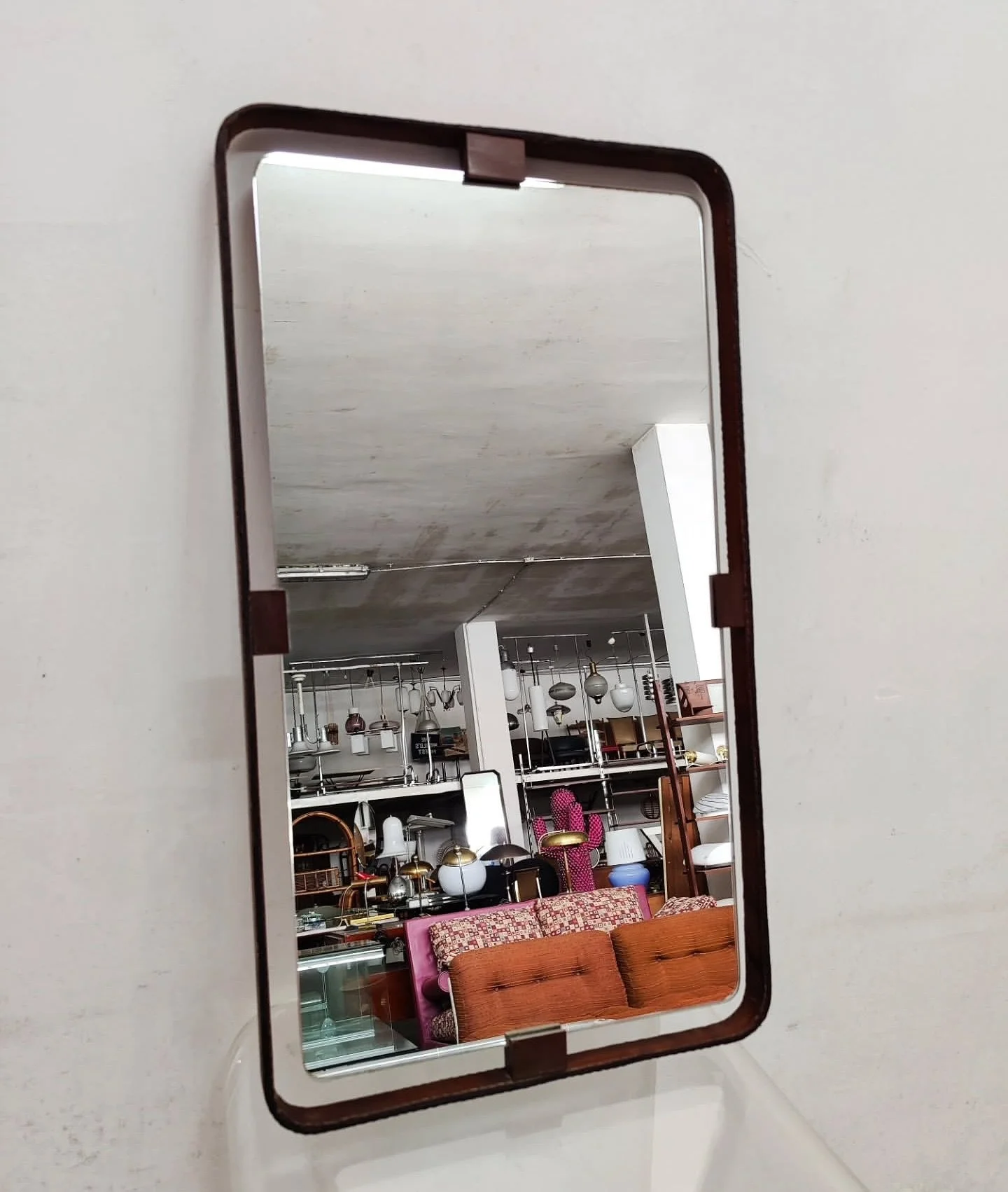 DISPONIBILE ๐ข
Specchio pregiato con cornice in pelle, anni '60.
Struttura in metallo ricoperta di cuoio e distanziatori in legno, ottime condizioni (ulteriori foto a richiesta).
Dimensioni: L. 45 x P. 04 x H. 79 cm
๐ Showroom a Quarto (Napoli)
๐๏ธ