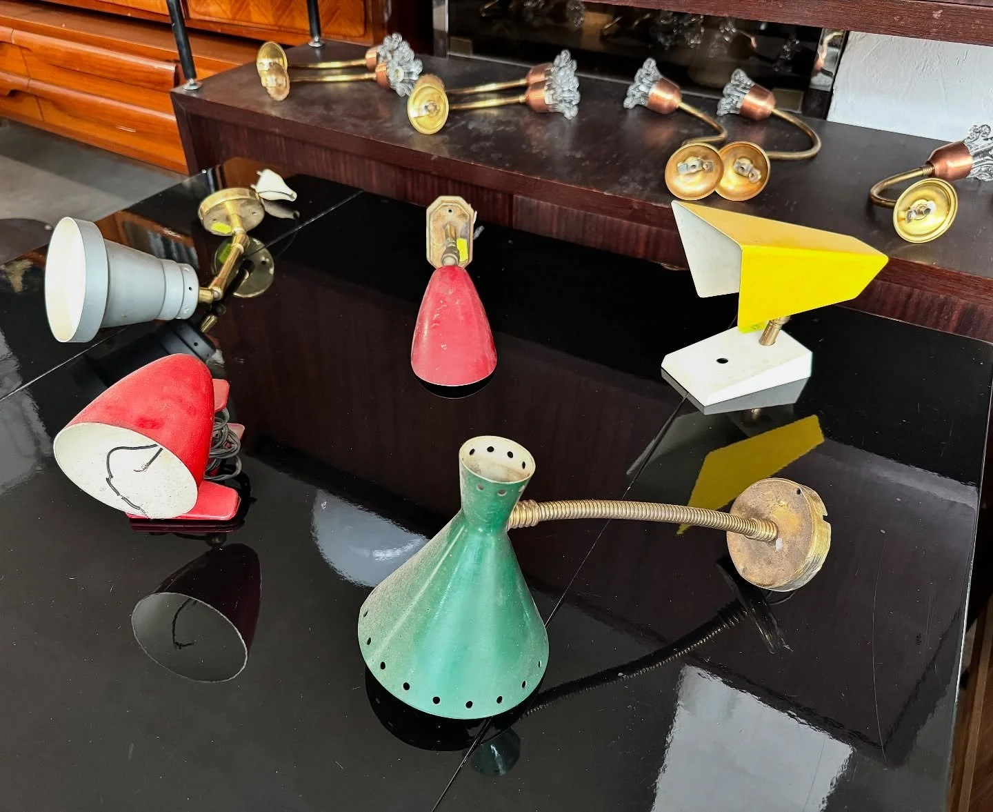 DISPONIBILI ๐ข
Applique da muro in colorazione originale d'epoca con braccetti regolabili, anni '50.
Forme geometriche semplici in metallo smaltato con dettagli d'ottone, buone condizioni.
๐ Showroom a Quarto (Napoli)
๐๏ธ Appuntamenti: Lun–Sab