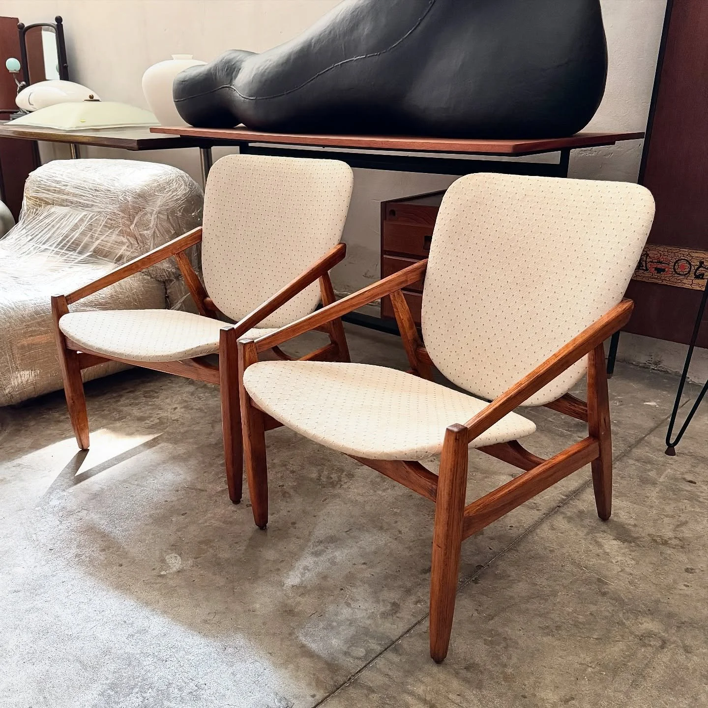 DISPONIBILI 🟢
Elegante coppia di poltrone in legno massello attribuite ai Fratelli Pizzetti, anni '50.
La struttura presenta linee geometriche essenziali con braccioli &ldquo;a lama&rdquo; rastremati e gambe svasate, tipiche del linguaggio scultoreo