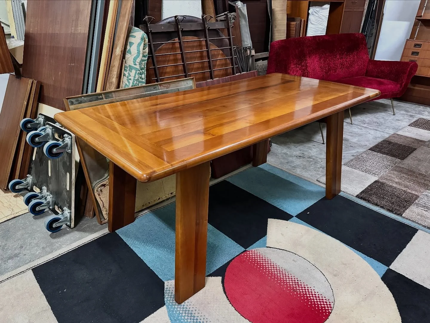 DISPONIBILE 🟢
Tavolo da pranzo in legno massello di noce, attribuito a Mario Marenco, designer e architetto tra i pi&ugrave; eclettici della scena italiana del Novecento.
Il piano rettangolare presenta un elegante bordo sagomato con angoli arrotonda