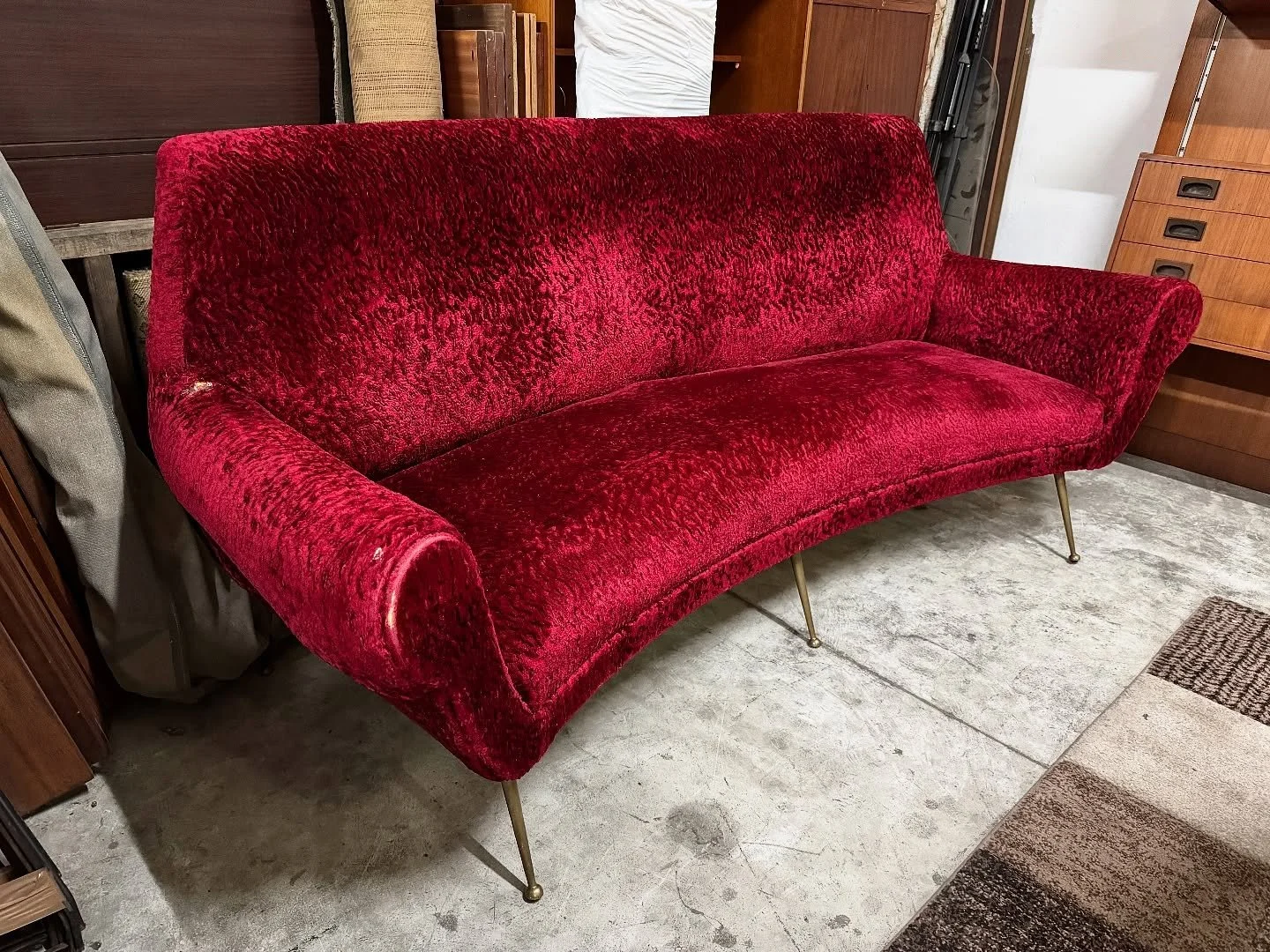 DISPONIBILE 🟢
Elegante divano a tre posti di Gigi Radice per Minotti, realizzato negli anni &rsquo;50.
La linea sinuosa e avvolgente della scocca, rivestita in velluto rosso porpora dall&rsquo;importante texture, &egrave; sostenuta da sottili gambe 