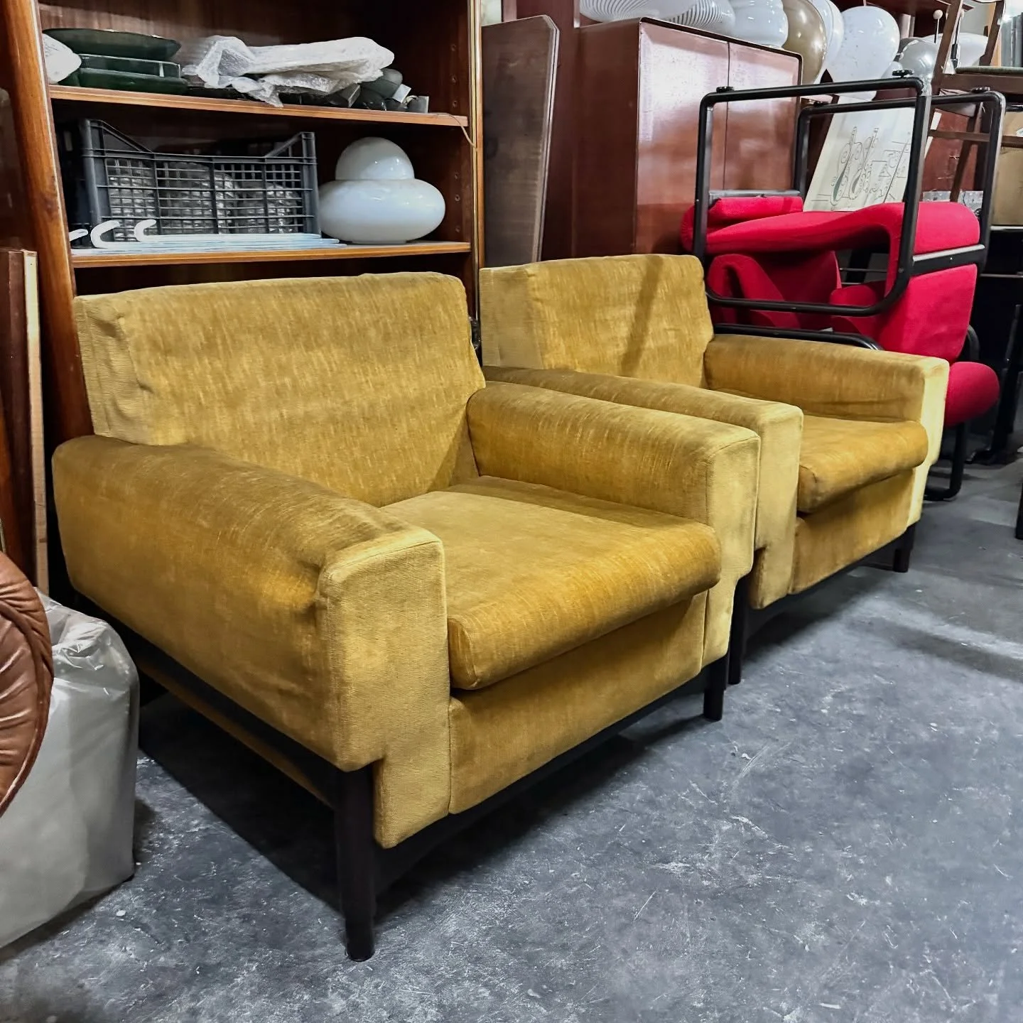 DISPONIBILI 🟢
Elegante coppia di poltrone realizzate da Fami di Ennio Saliola, manifattura italiana attiva negli anni &rsquo;50 e &rsquo;60 e apprezzata per la qualit&agrave; delle sue produzioni.
Le poltrone presentano una struttura in legno massel