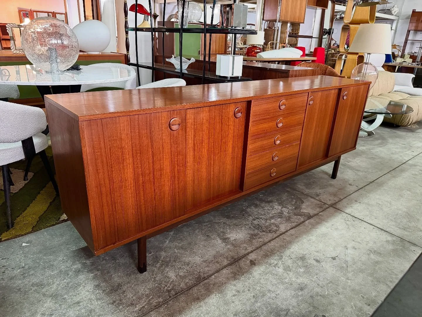 DISPONIBILE 🟢
Elegante credenza in stile scandivano in legno teak, realizzata negli anni &rsquo;60.
La struttura si distingue per le linee pulite e proporzionate, tipiche del modernismo nordico.
Al centro presenta un corpo di sei cassetti con manigl