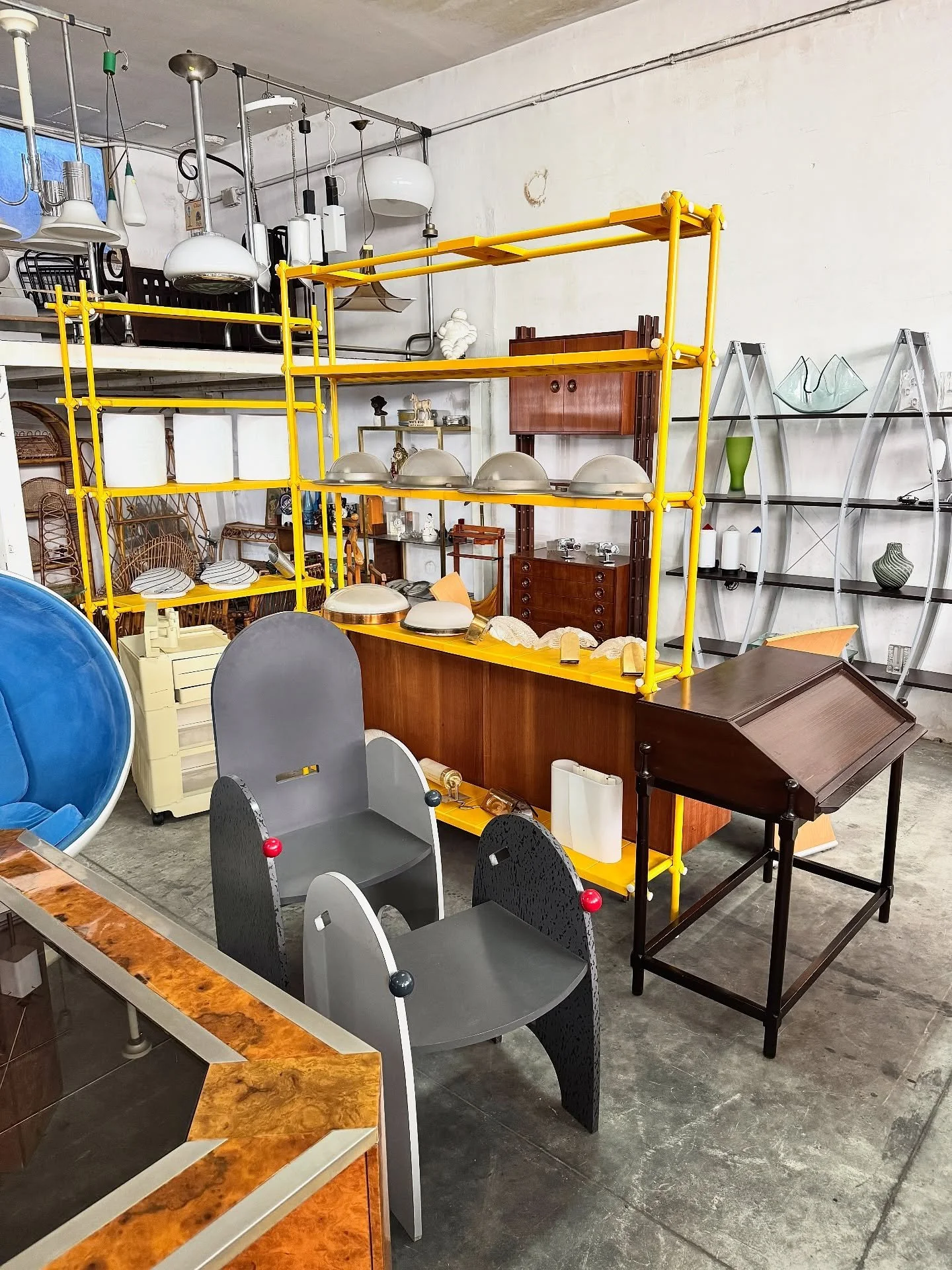 DISPONIBILI 🟢
Due librerie modulari in metallo tubolare verniciato a polvere color giallo, con giunzioni e ripiani coordinati. La struttura smontabile e componibile permette diverse configurazioni, possono essere montate come due librerie indipenden