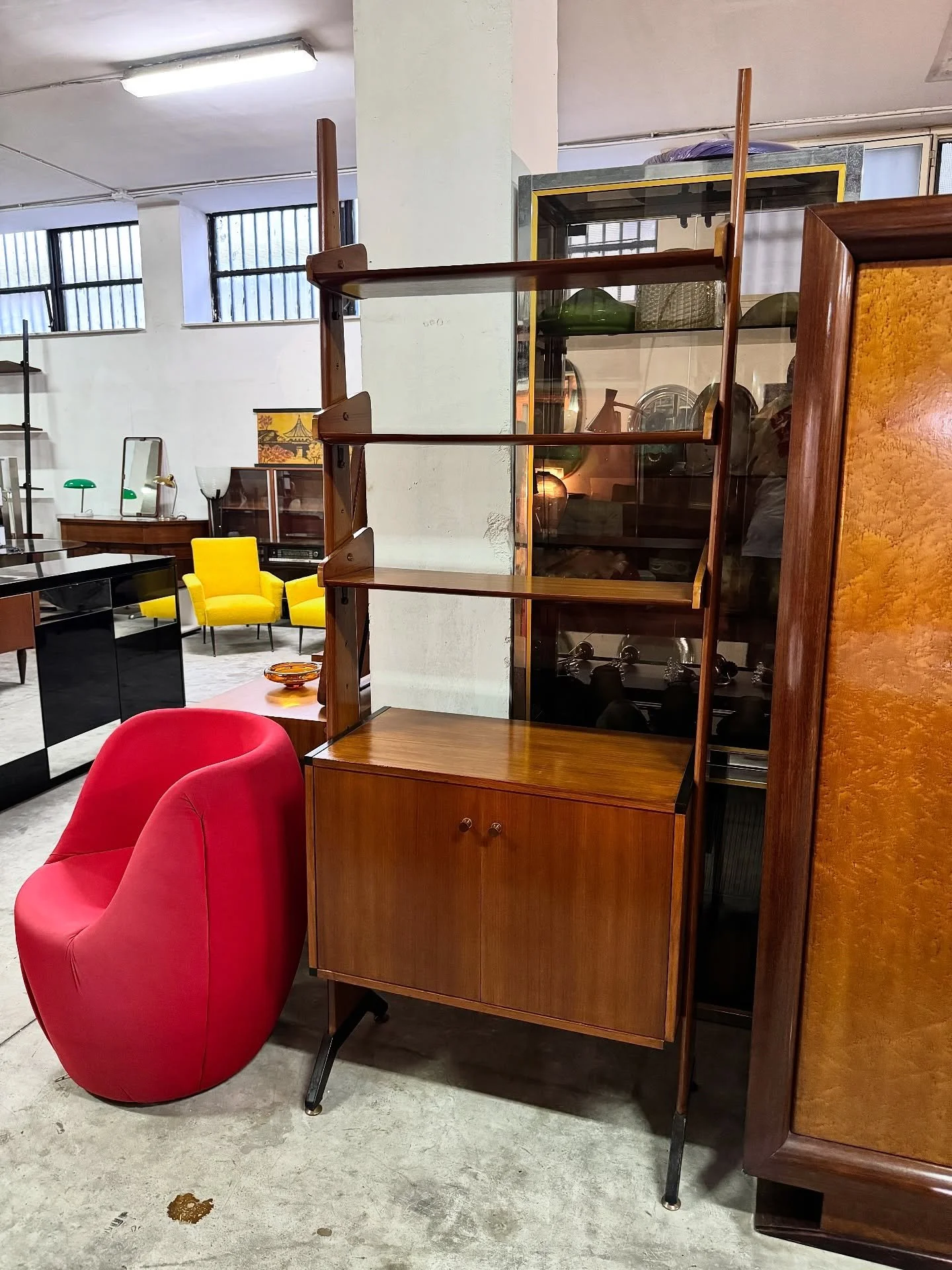 DISPONIBILE 🟢
Elegante libreria modulare autoportante prodotta da AV Arredamenti Contemporanei in Italia tra la fine degli anni &rsquo;50 e i primi anni &rsquo;60.
La struttura si compone di due montanti in legno massello, dal design slanciato e min