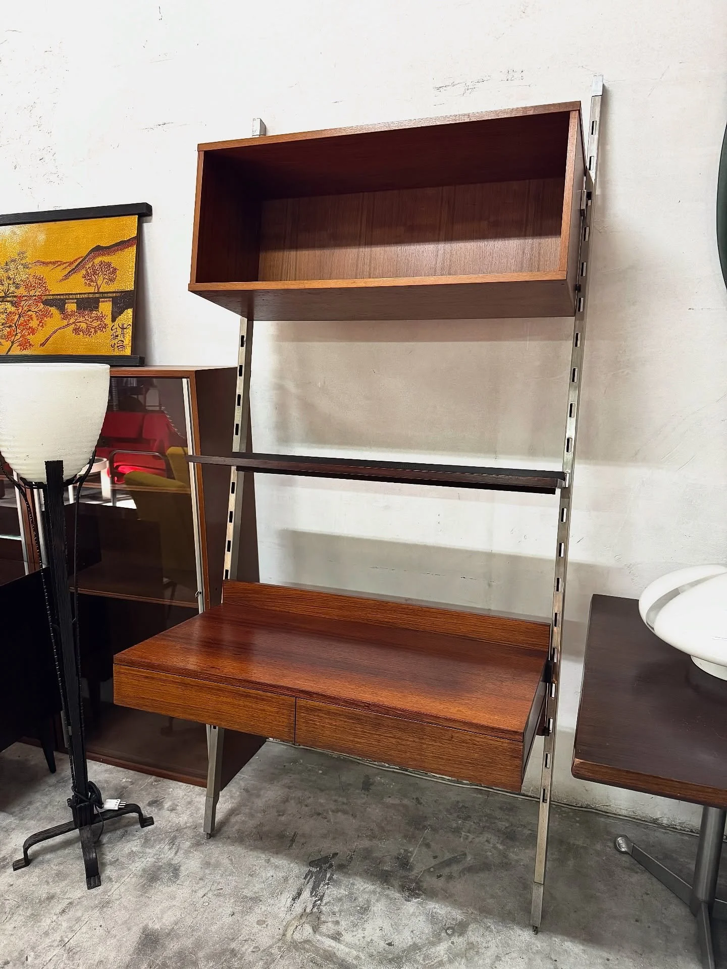 DISPONIBILE 🟢
Raffinata libreria modulare disegnata da Ico Parisi e prodotta da MIM Roma negli anni &rsquo;60.
La struttura autoportante &egrave; in acciaio satinato, con montanti regolabili che sostengono elementi in palissandro impiallacciato, car