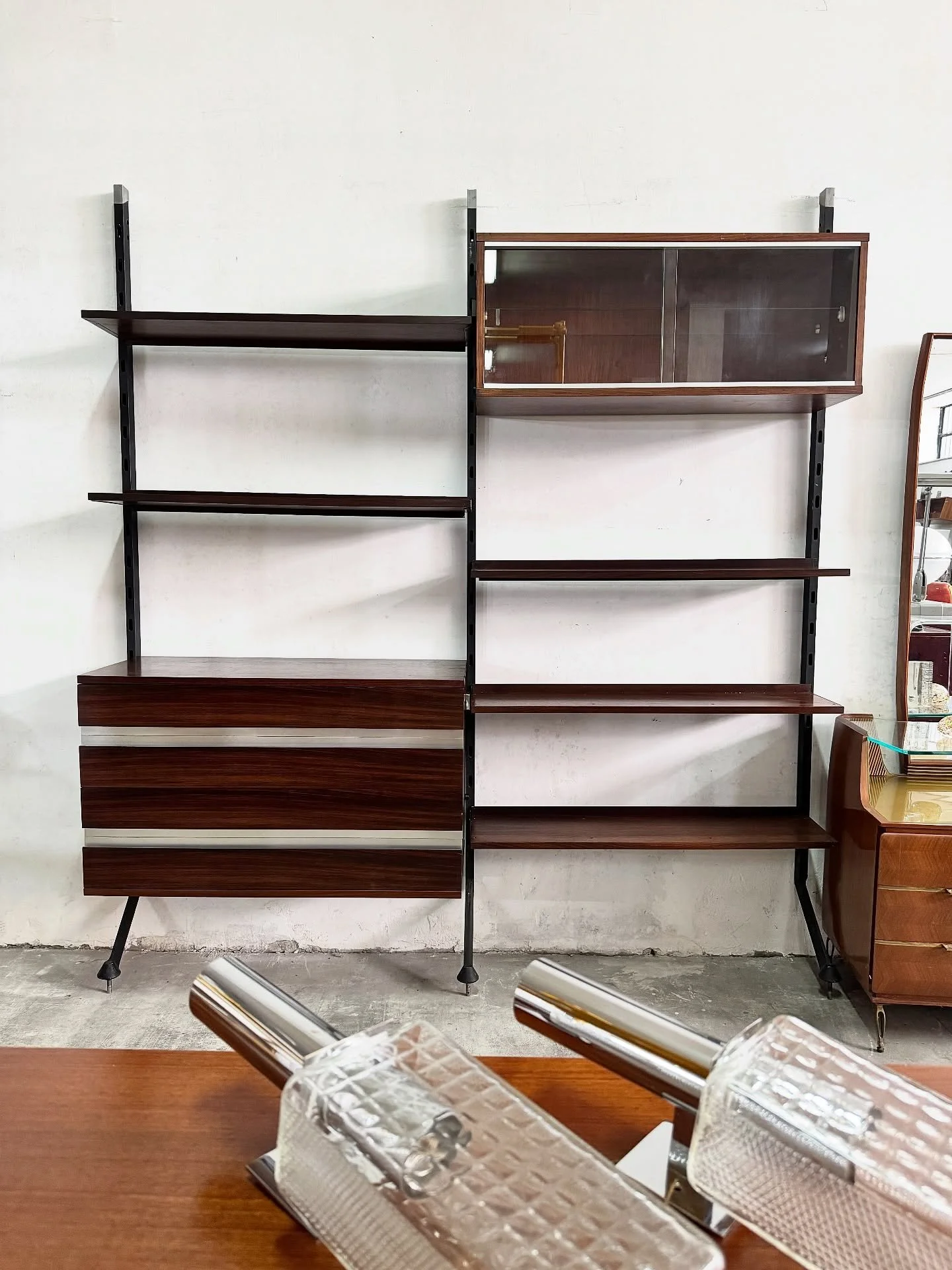 DISPONIBILE π’
Elegante libreria modulare disegnata da Ico Parisi per MIM Roma negli anni ’60, uno dei più raffinati esempi di design razionale italiano del dopoguerra.
La struttura portante in acciaio verniciato nero si sviluppa a paret