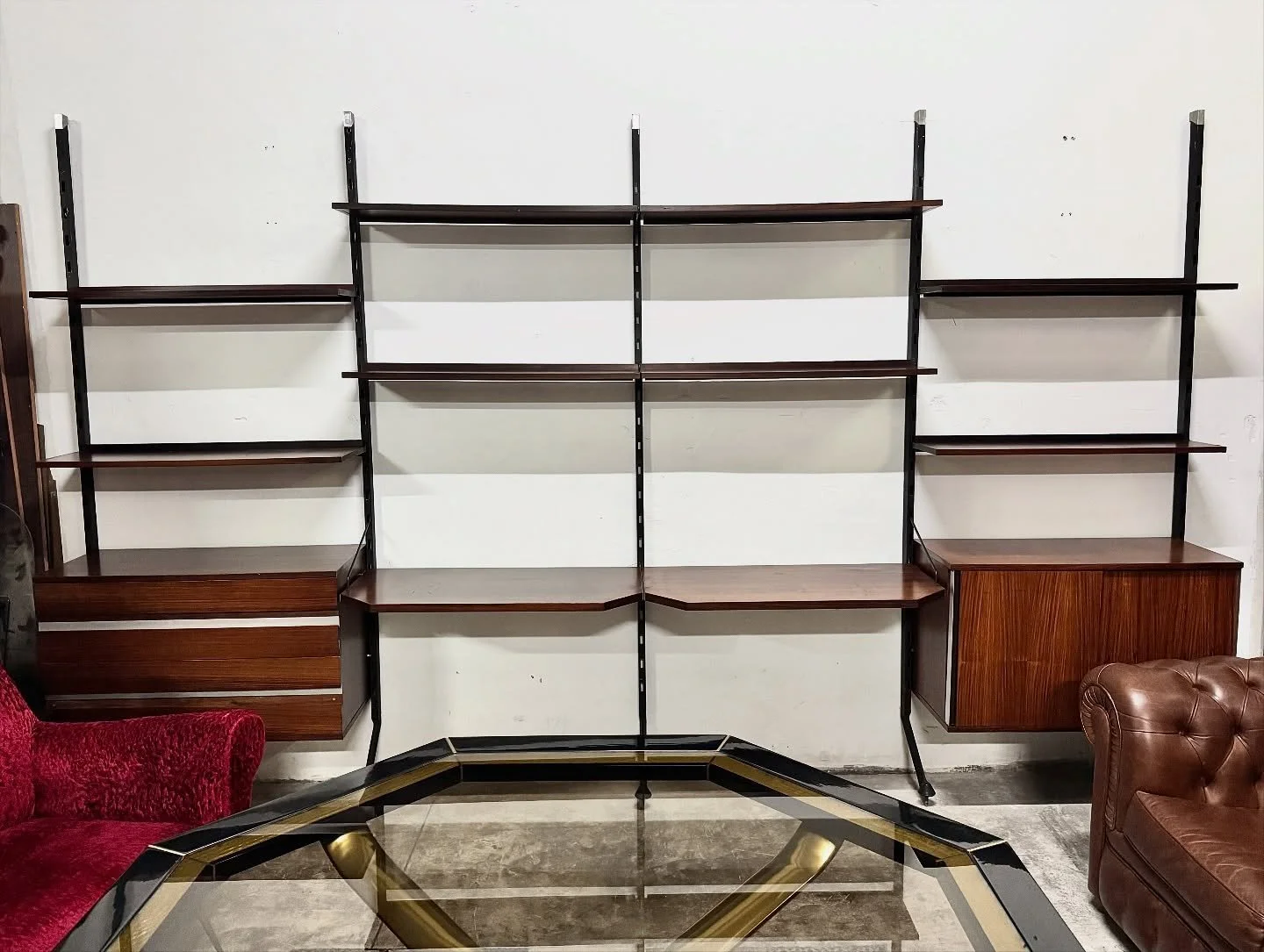 DISPONIBILE 🟢
Libreria modulare a parete di Ico Parisi per MIM, Italia anni &rsquo;60.
Sistema componibile di grande eleganza e versatilit&agrave;, con struttura portante in metallo verniciato nero. I moduli comprendono cassettiere sospese, elementi