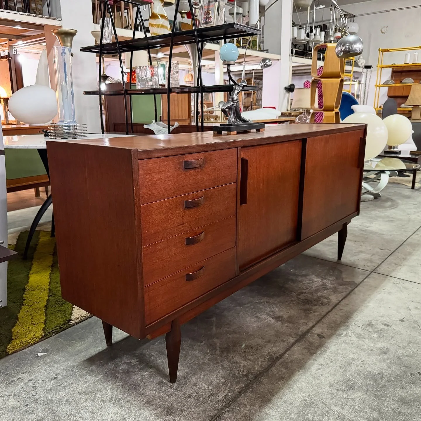 DISPONIBILE 🟢
Credenza in teak dal design pulito e proporzioni perfette, con quattro cassetti e due ante scorrevoli.
Le linee affusolate delle gambe e le maniglie scavate rendono il mobile elegante ma al tempo stesso funzionale, un chiaro richiamo a