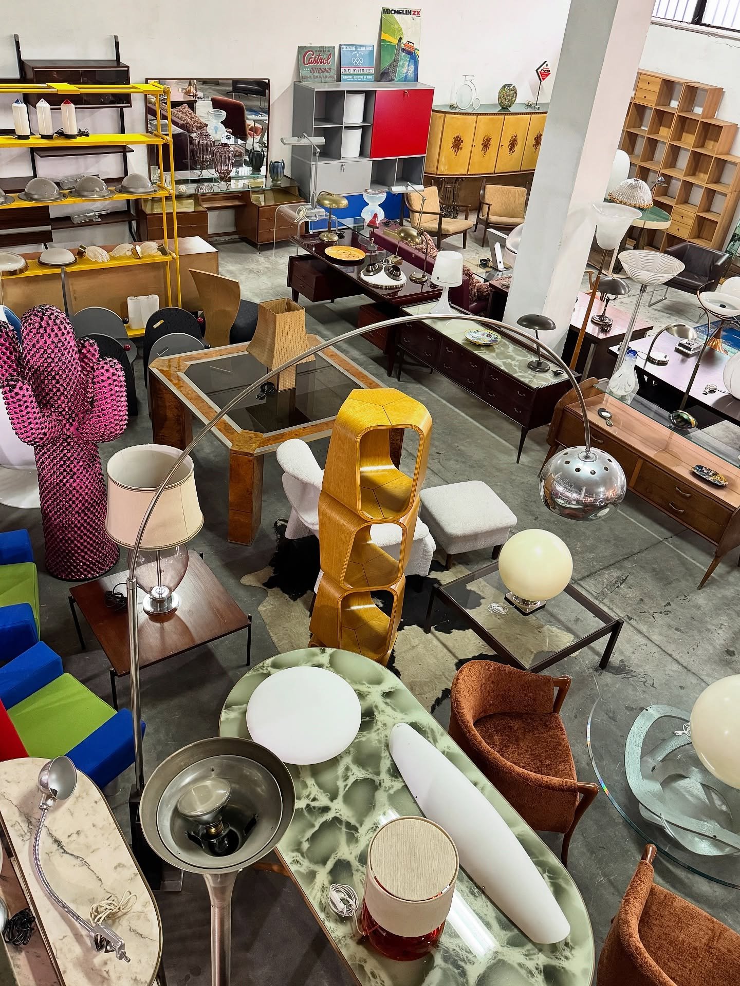 Da quasi 40 anni, il nostro showroom &egrave; un punto di riferimento per appassionati di design, modernariato e vintage. 🤩
Offriamo una selezione accurata di pezzi unici, che spaziano dai primi del &lsquo;900 fino alle creazioni pi&ugrave; contempo