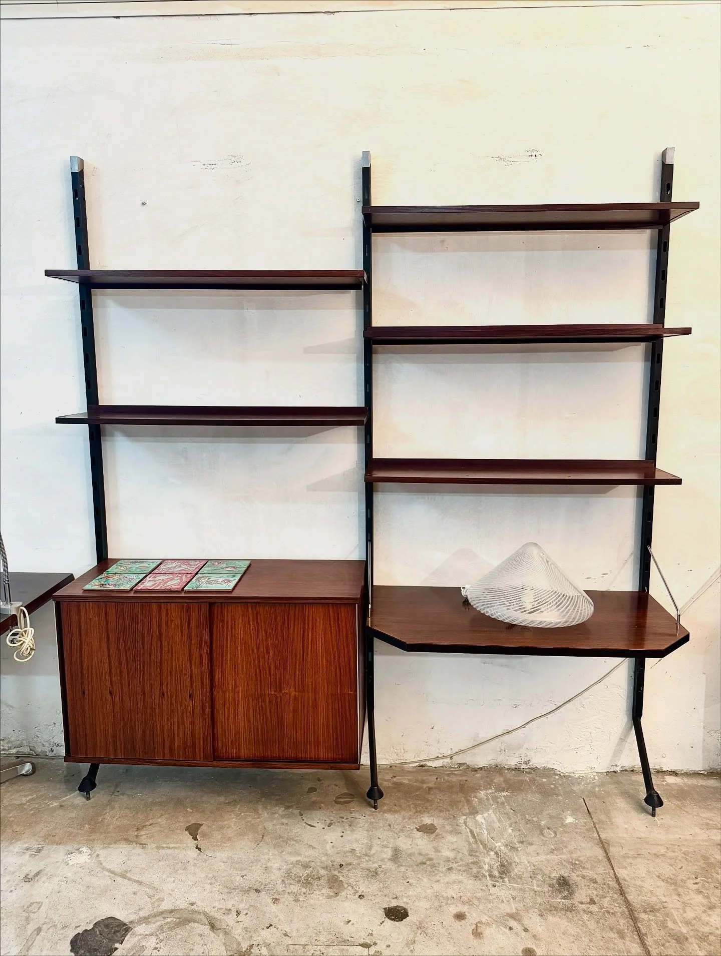 DISPONIBILE 🟢
Libreria modulare disegnata da Ico Parisi per MIM Roma negli anni &rsquo;60, parte del celebre sistema componibile in legno di palissandro e struttura in metallo verniciato nero.
&Egrave; un progetto di grande equilibrio estetico e fun