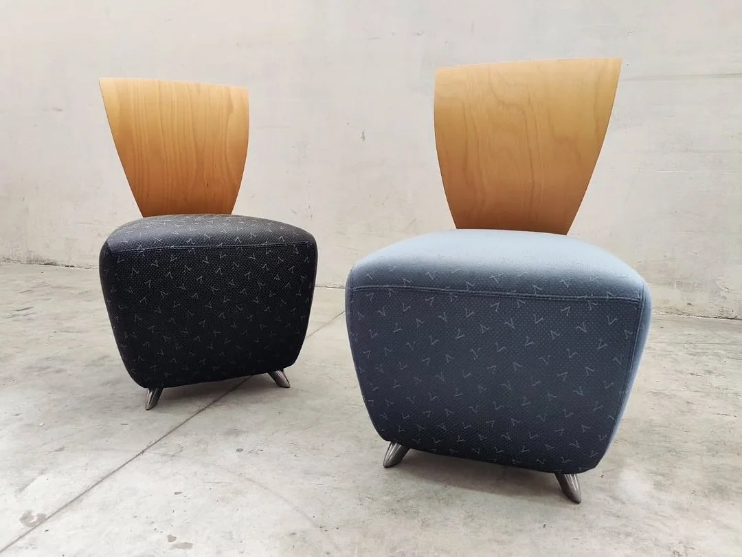 DISPONIBILI 🟢
Coppia di sedute Dauphin Italia, con etichetta originale, anni &rsquo;90/2000.
Struttura compatta con seduta imbottita morbida e schienale in legno curvato a ventaglio.
Rivestimenti originali in ottimo stato, con micro-pattern geometri