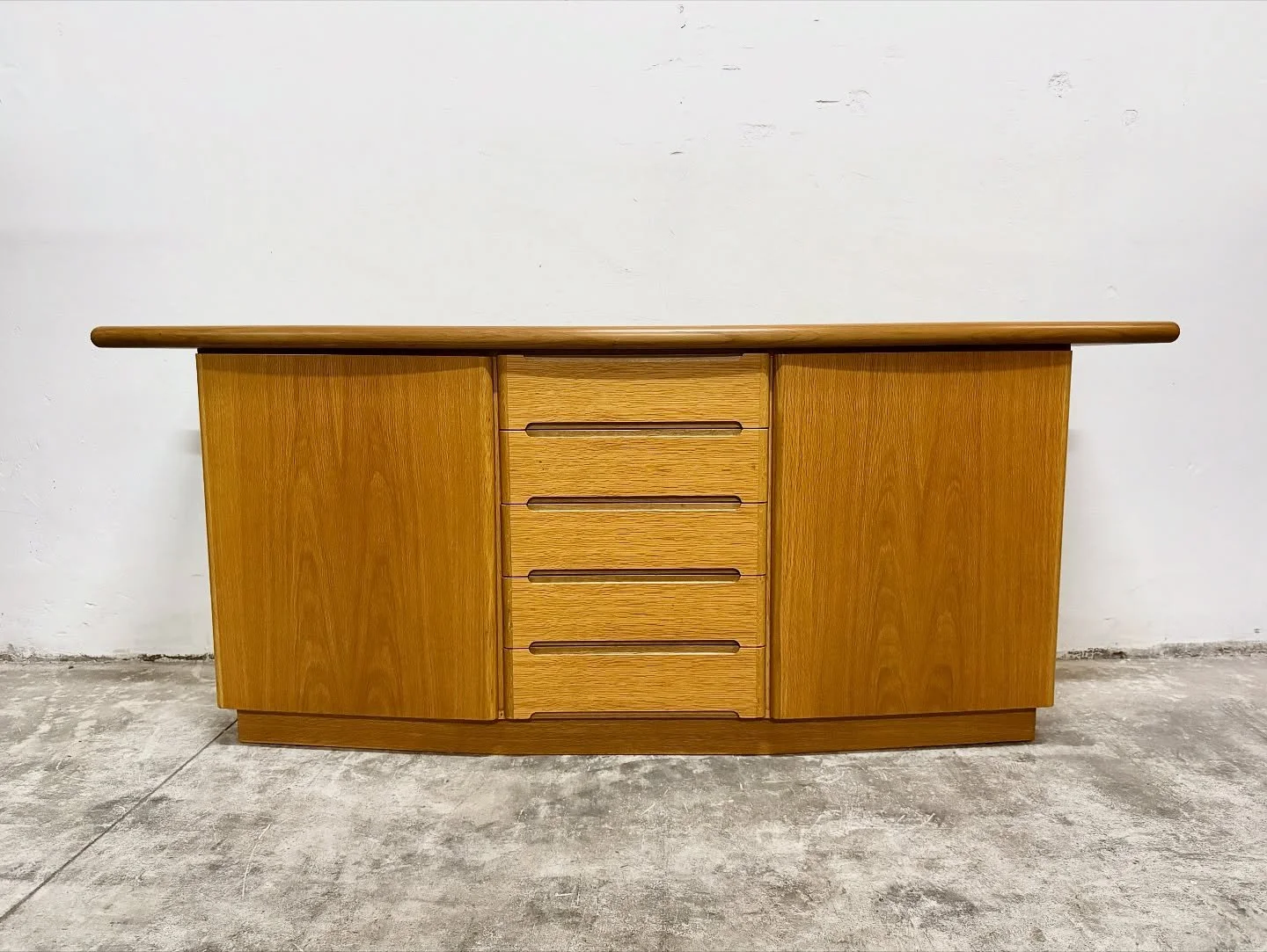 DISPONIBILE 🟢
Credenza danese Skovby, produzione anni &rsquo;90.
In rovere massello e impiallacciato di ottima qualit&agrave;, finitura naturale calda.
Struttura con due ante laterali e cassettiera centrale a 5 cassetti con maniglie fresate (soluzio