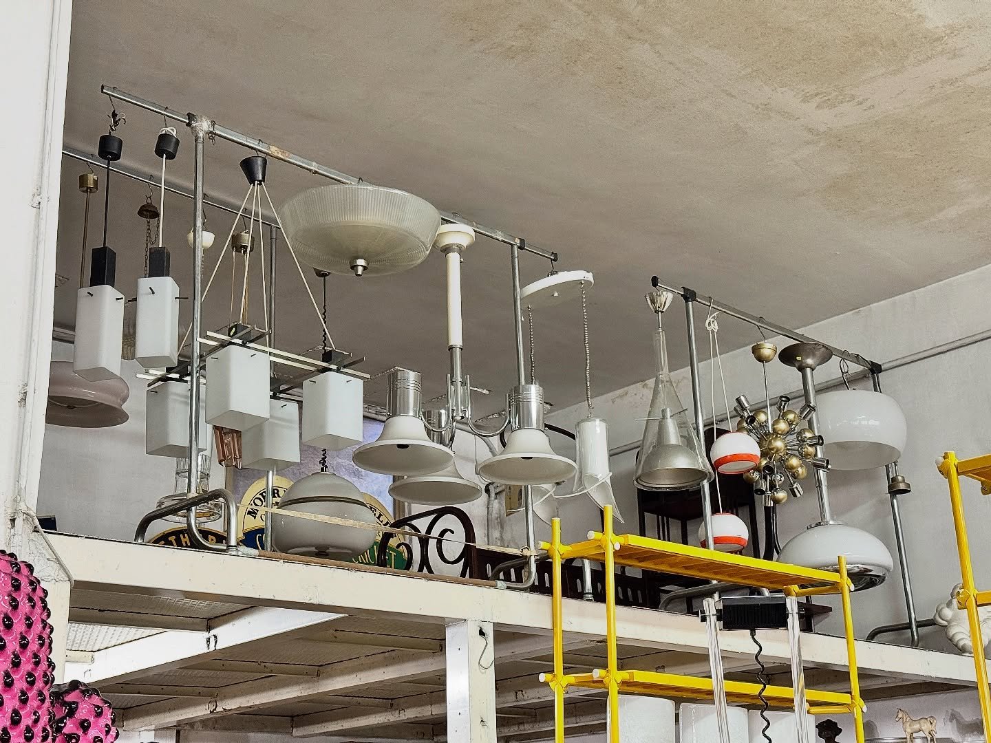 ✨ Lampadari, lampade, luci e bagliori&hellip; qui ce n&rsquo;&egrave; per tutti.
Ne abbiamo tanti. Ma tanti davvero. 😍
Se stai cercando &ldquo;il lampadario giusto&rdquo;, molto probabilmente &egrave; gi&agrave; qui che ti aspetta.
Ogni pezzo &egrav