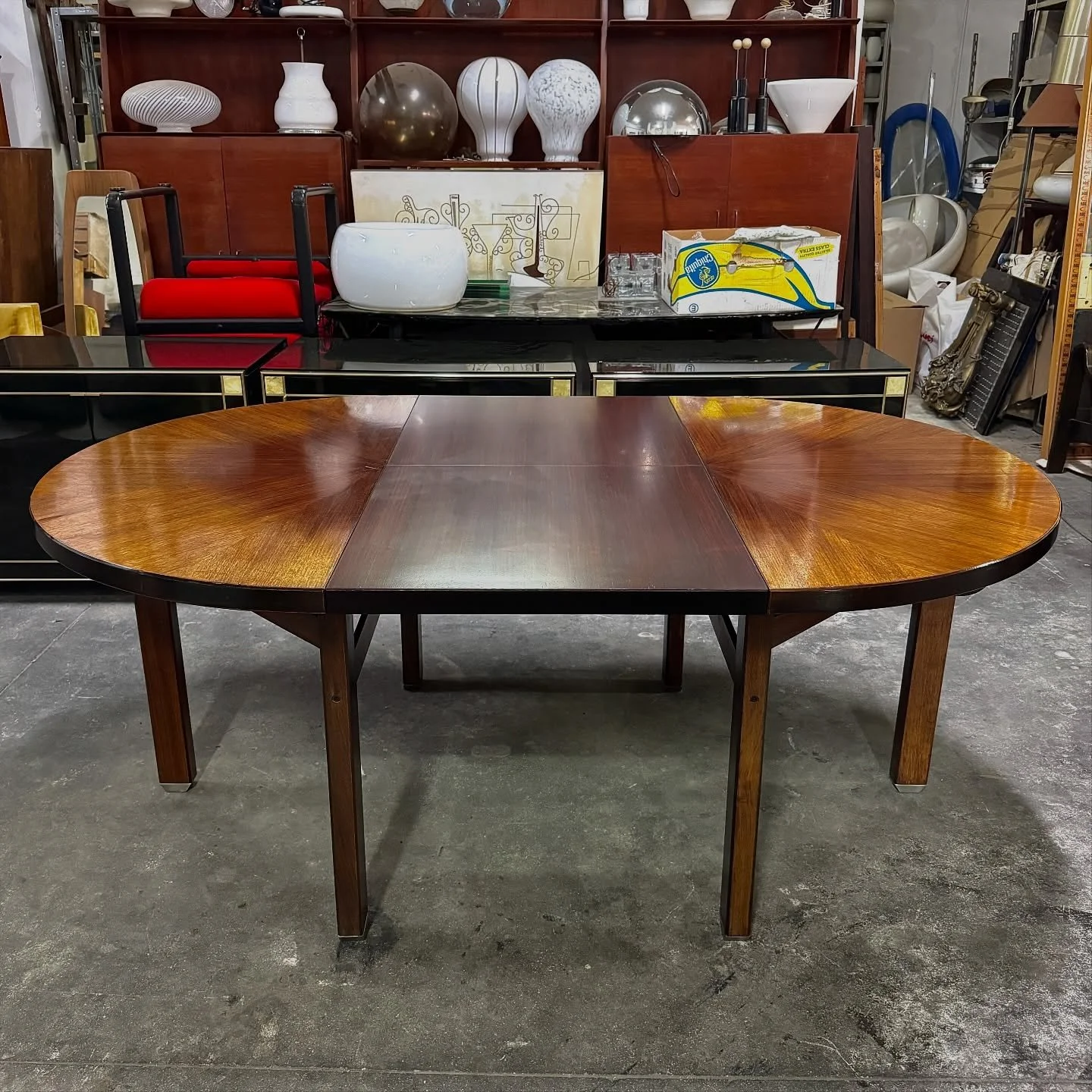 DISPONIBILE 🟢
Tavolo estendibile disegnato da Ico Parisi per MIM Roma, anni &rsquo;60.
Struttura in massello di noce, piano impiallacciato con splendida venatura a spicchi, tipica della produzione MIM.
Il meccanismo interno consente l&rsquo;apertura