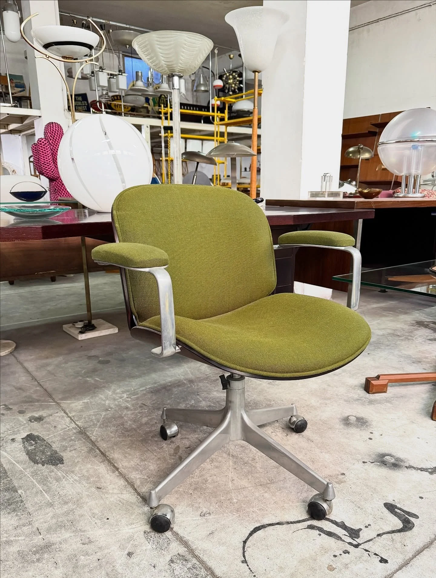 DISPONIBILI 🟢
Coppia di poltrone da ufficio MIM Roma, design italiano anni &rsquo;60/&rsquo;70, disponibili in versione girevole con base a 5 ruote e senza.
Struttura in alluminio satinato, seduta e schienale in tessuto originale verde oliva, con br