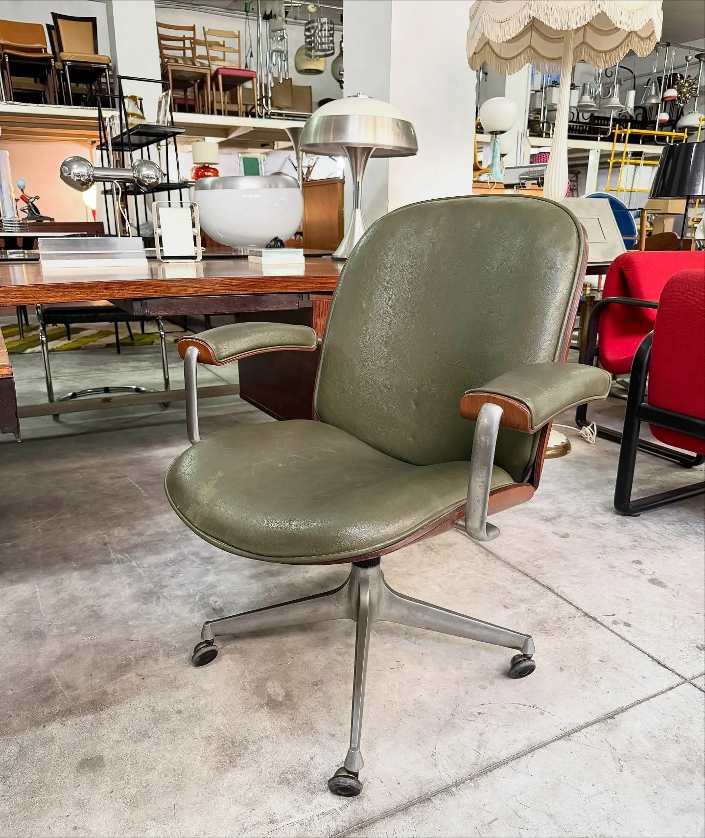 DISPONIBILE 🟢
Poltrona da ufficio MIM Roma, design italiano anni &rsquo;60, in versione girevole con base a quattro ruote.
Struttura in alluminio satinato, seduta e schienale in pelle originale verde, con braccioli imbottiti e profilo scocca in legn