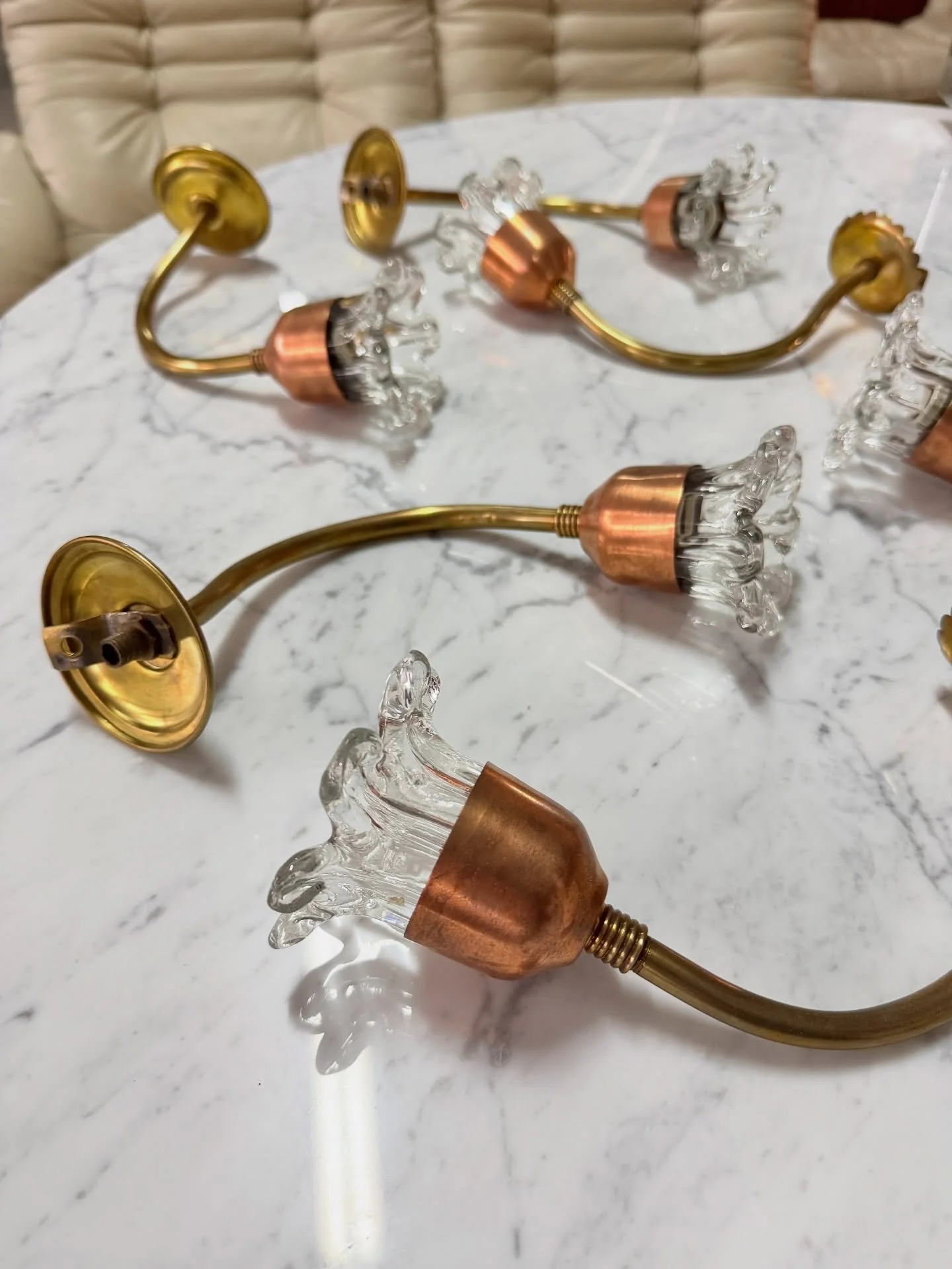 DISPONIBILI 🟢
Elegante set di 6 applique anni &rsquo;50, realizzati in ottone curvato con portalampada di in rame e diffusori in vetro di Murano lavorato a forma di fiore.
Perfette per dare un tocco di stile retr&ograve; a ingressi, camere o corrido