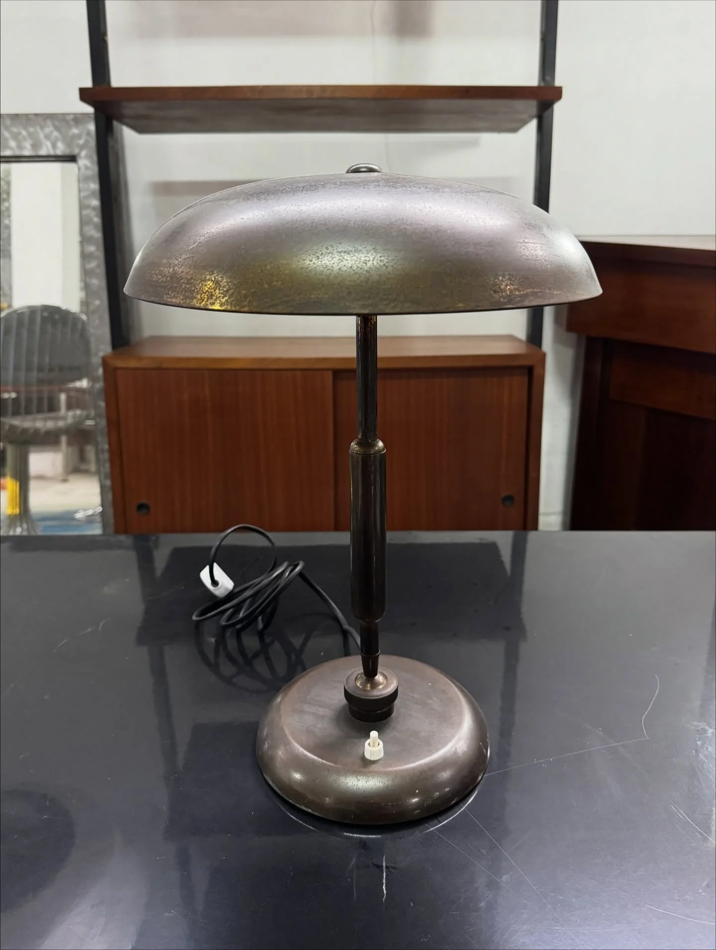 DISPONIBILE 🟢
Lampada da tavolo ministeriale disegnata dal celebre architetto Giovanni Michelucci per Lariolux, anni &lsquo;50.
La struttura presenta una bellissima patina originale in ottone anticato, ha una inconfondibile forma a fungo e l&rsquo;i